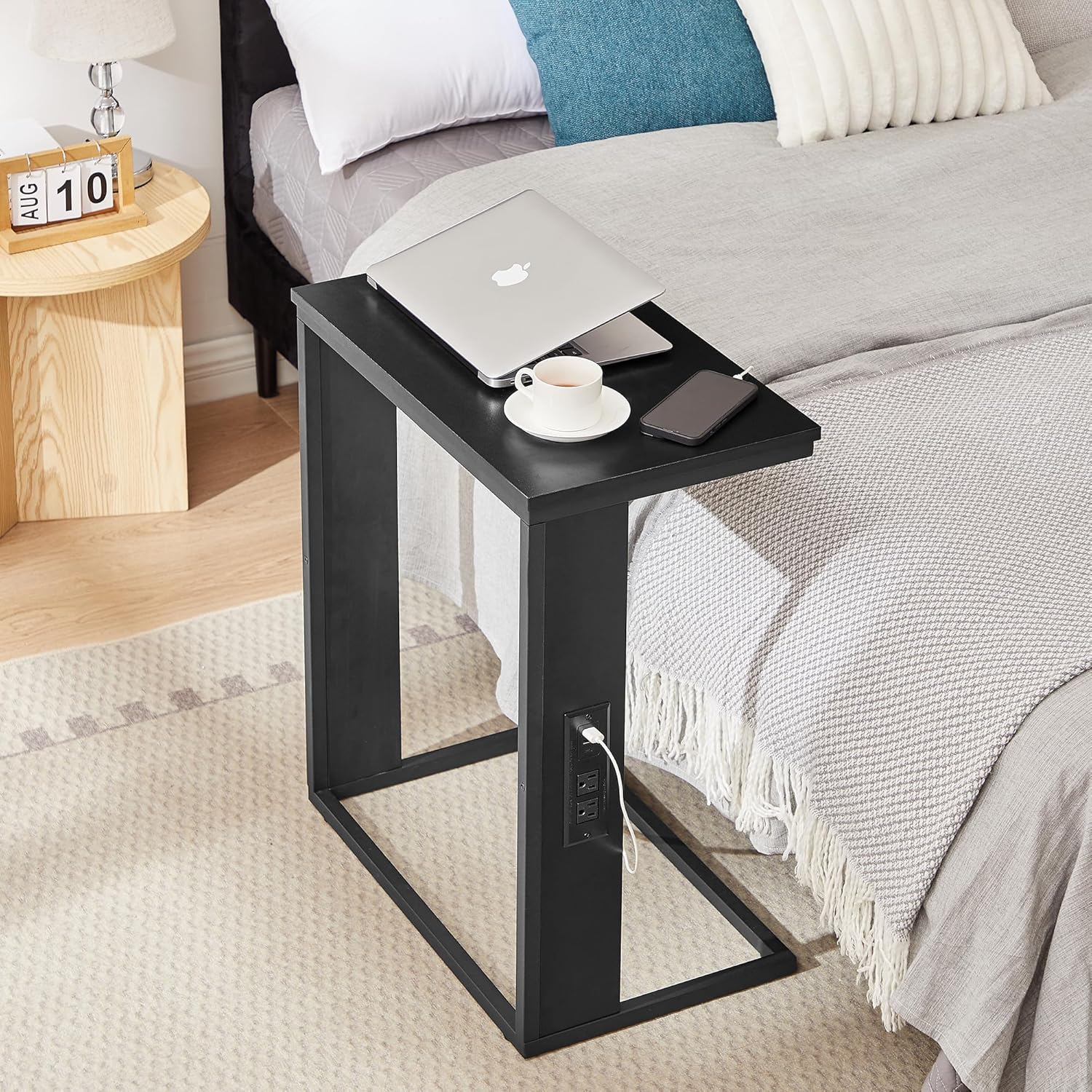 Vagusicc Mesa auxiliar en forma de C con estación de carga, mesa auxiliar pequeña para sofá con salidas y puertos USB para sala de estar,
