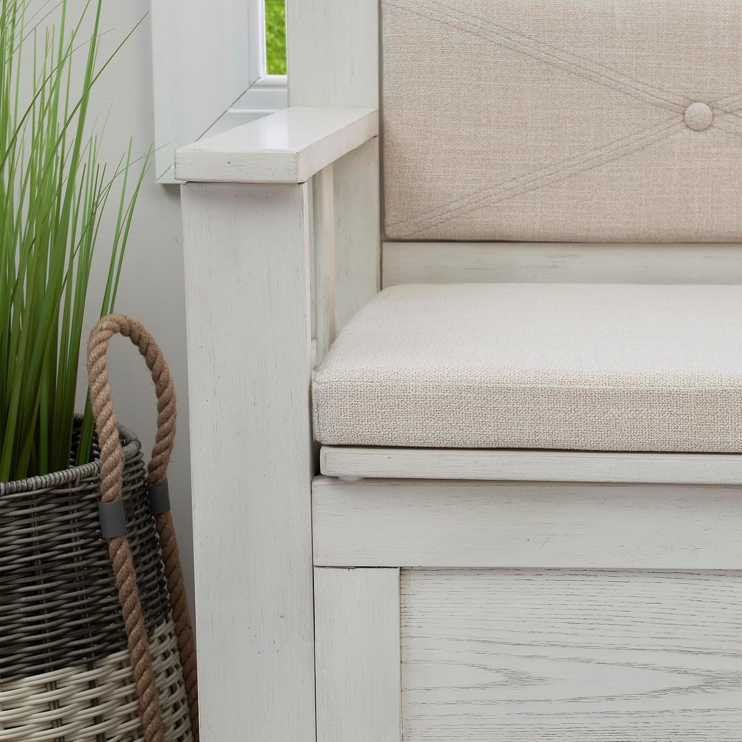 Linon Carlton – Banco de almacenamiento blanco con respaldo tapizado beige y asiento acolchado, gris ahumado
