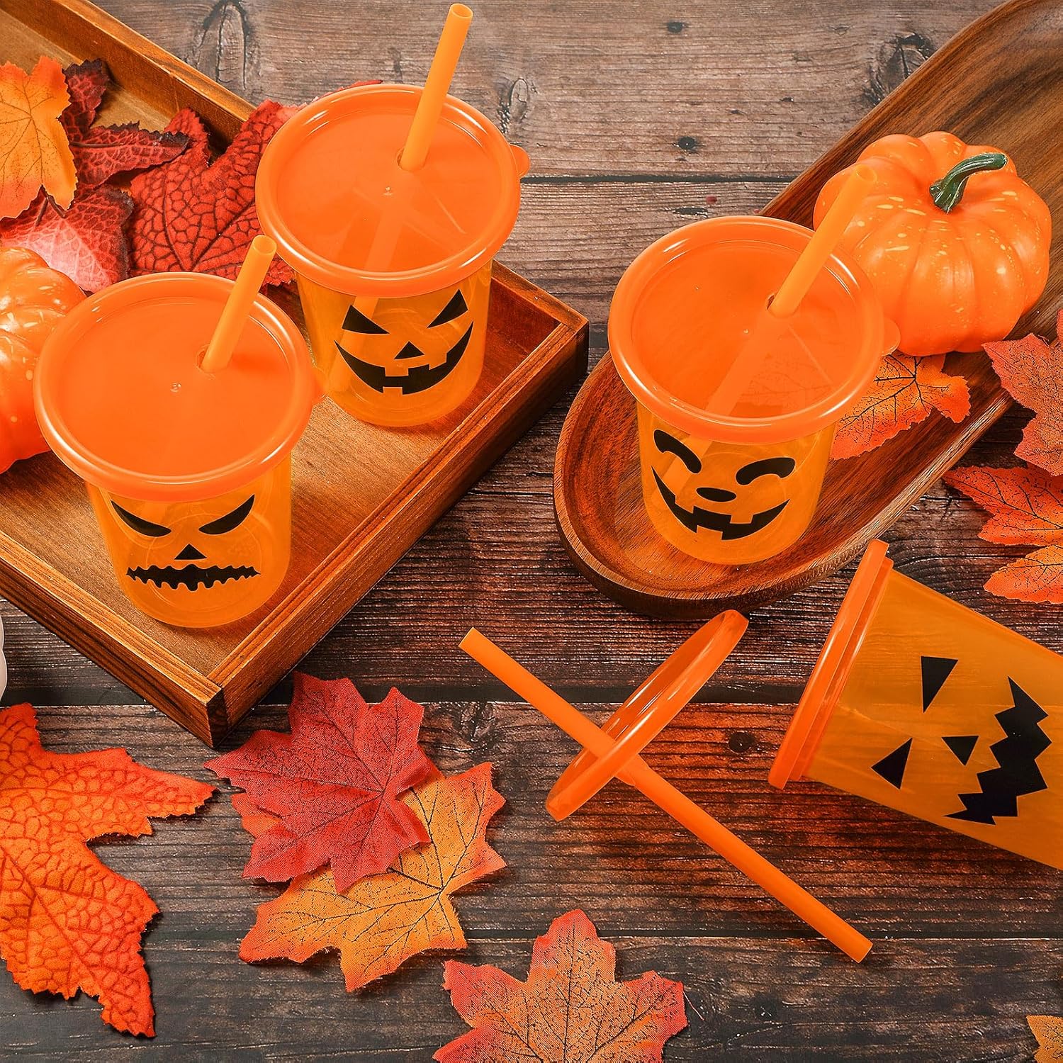 Nuanchu 12 vasos de plástico de Halloween para niños con tapas y pajillas, 10 onzas, reutilizables, con cara de calabaza, vasos para niños pequeños,
