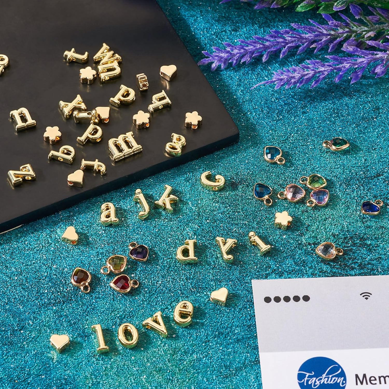 Cheriswelry Juego de 50 piezas de joyería de piedra natal con forma de corazón, dijes de cristal de aleación de letra A  Z, cuentas de latón, flores