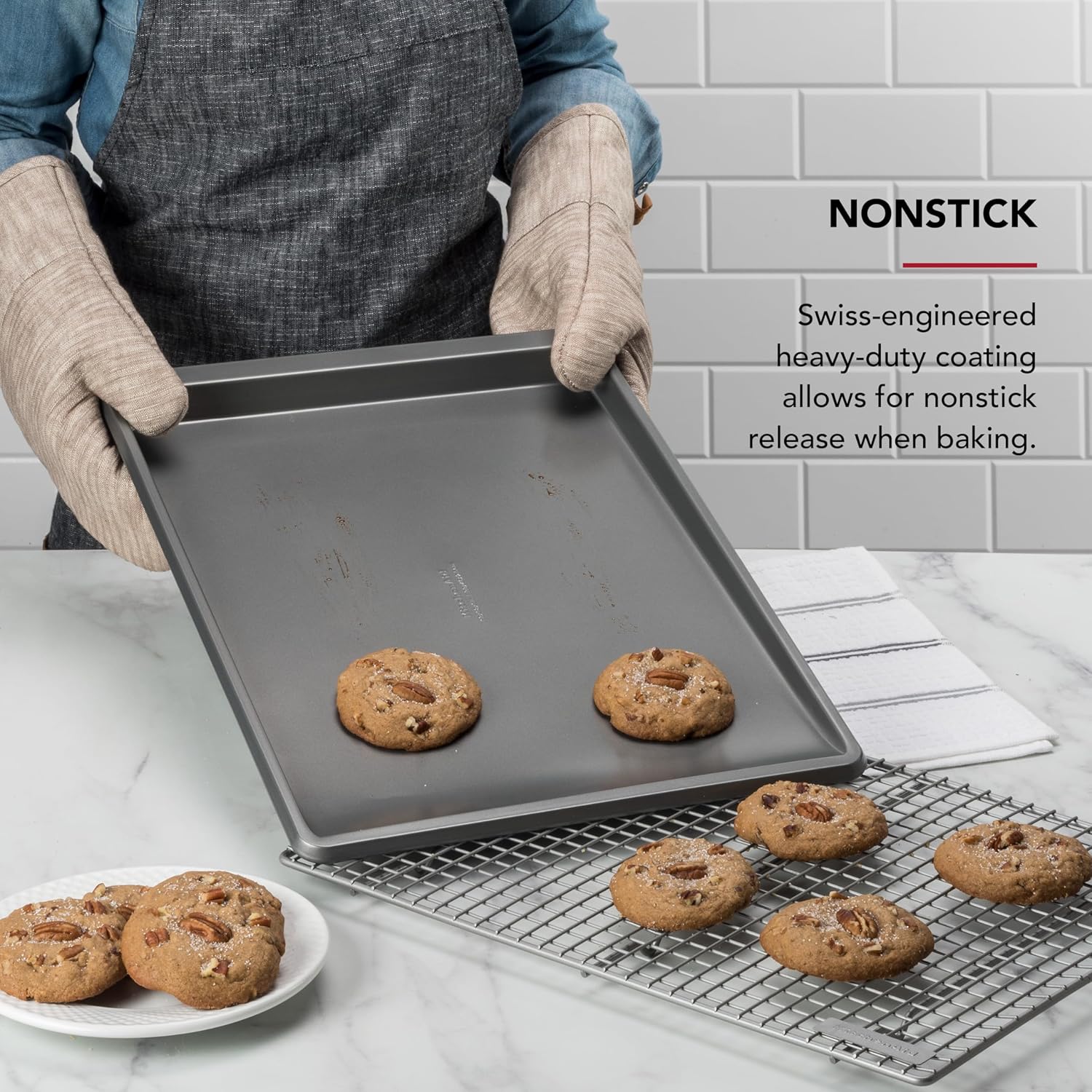 KitchenAid Deslizador de galletas de acero aluminizado antiadherente de 13x18in, contorno plateado