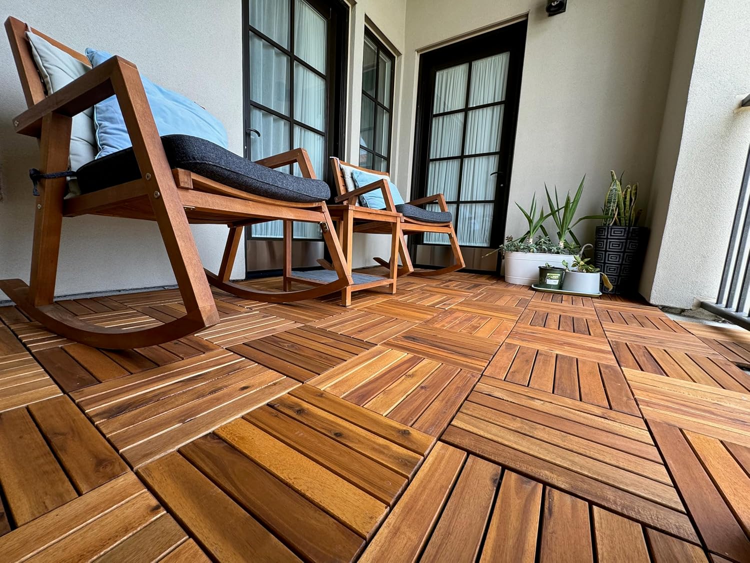 Azulejo de plataforma entrelazado individual de 1 pies cuadrados a presión, un piso de madera de acacia de 12 x 12 pulgadas para interiores y
