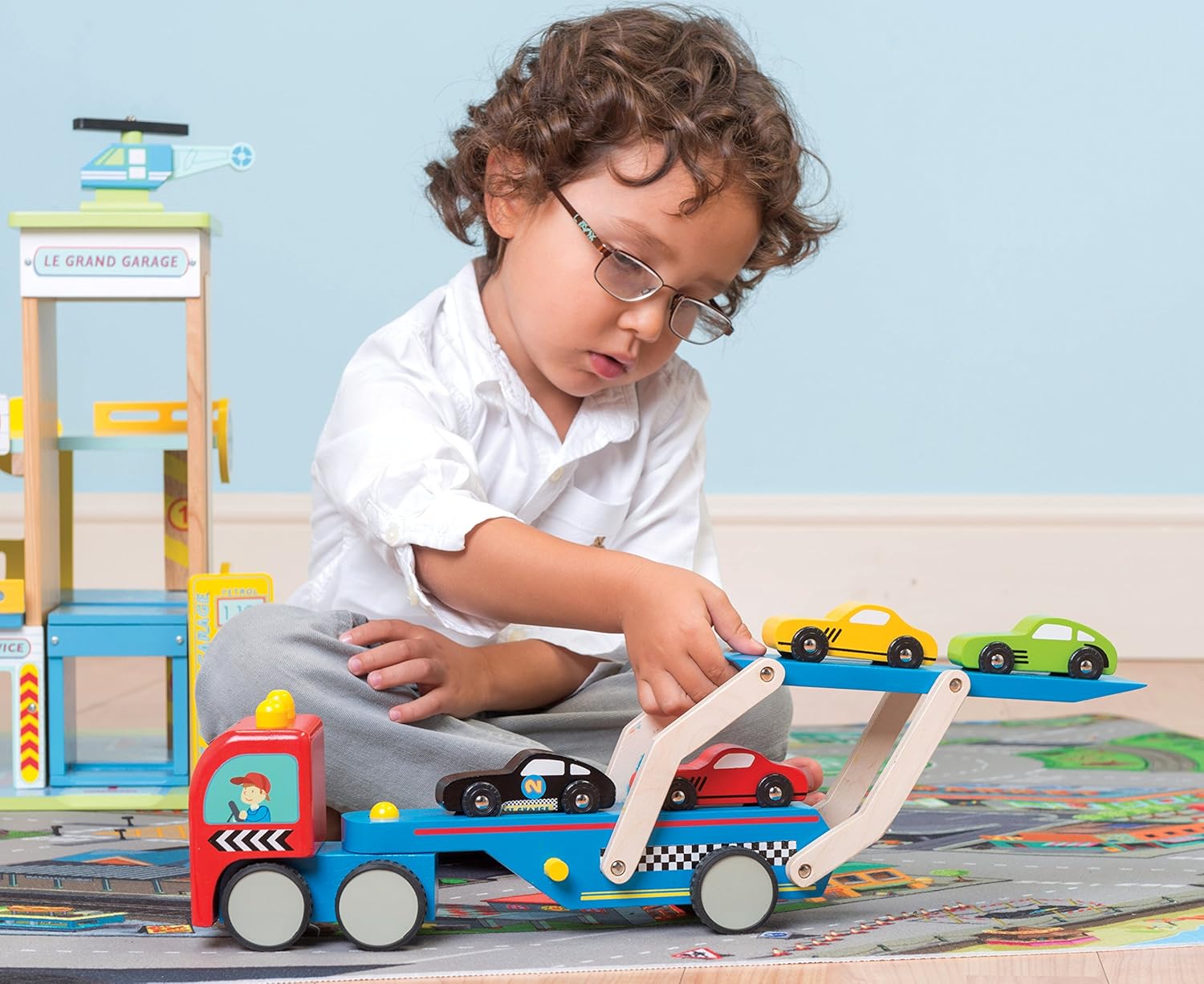 Le Toy Van Motores, aviones y garajes, juego de transportador de autos de carreras, juguetes de madera de primera calidad para niños a partir de 3
