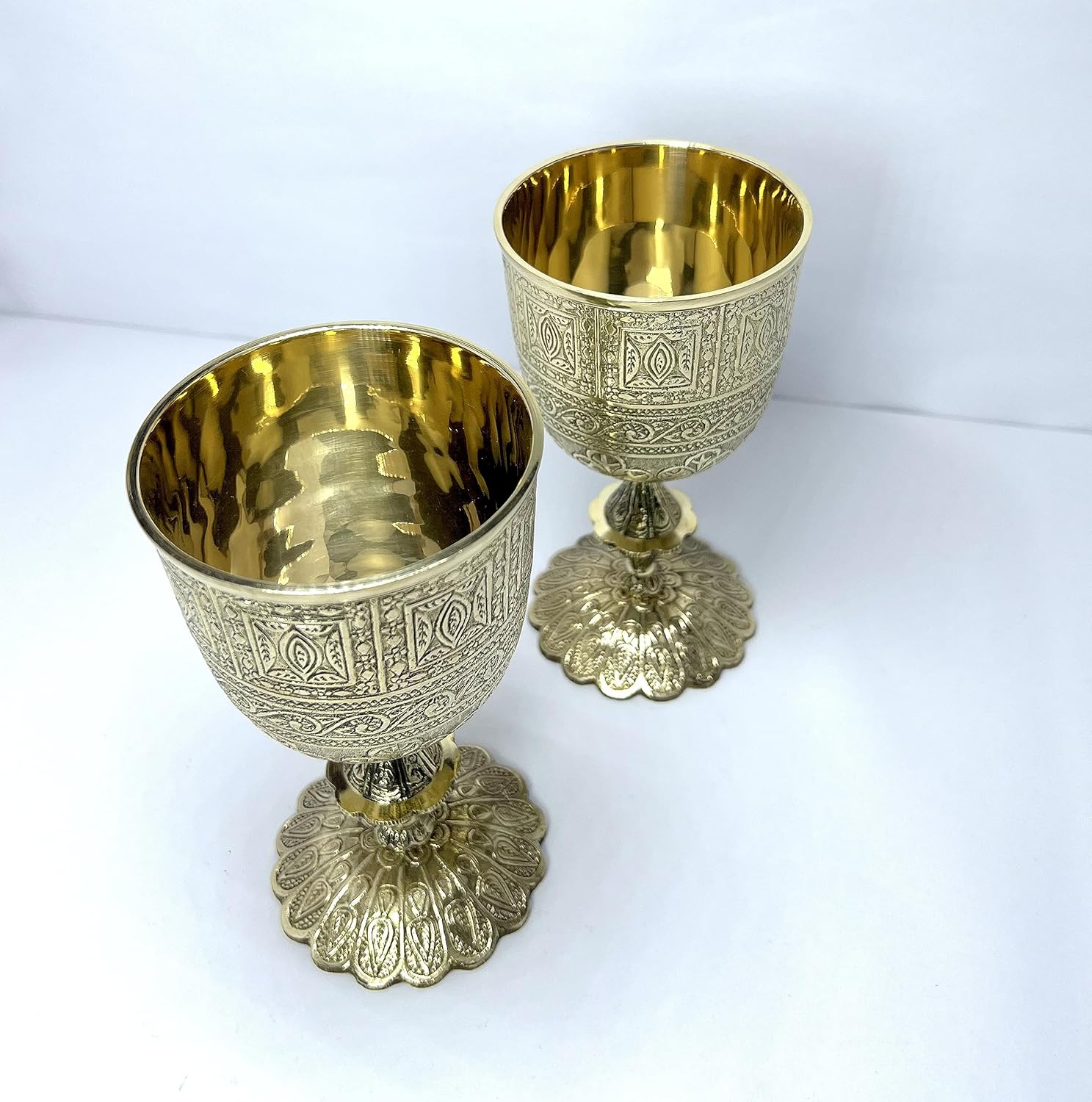 Morcomart Cáliz de latón brillante para bebidas de 10 onzas, vaso litúrgico ritual, copa de latón real, cáliz de boda de vino dorado, regalo para