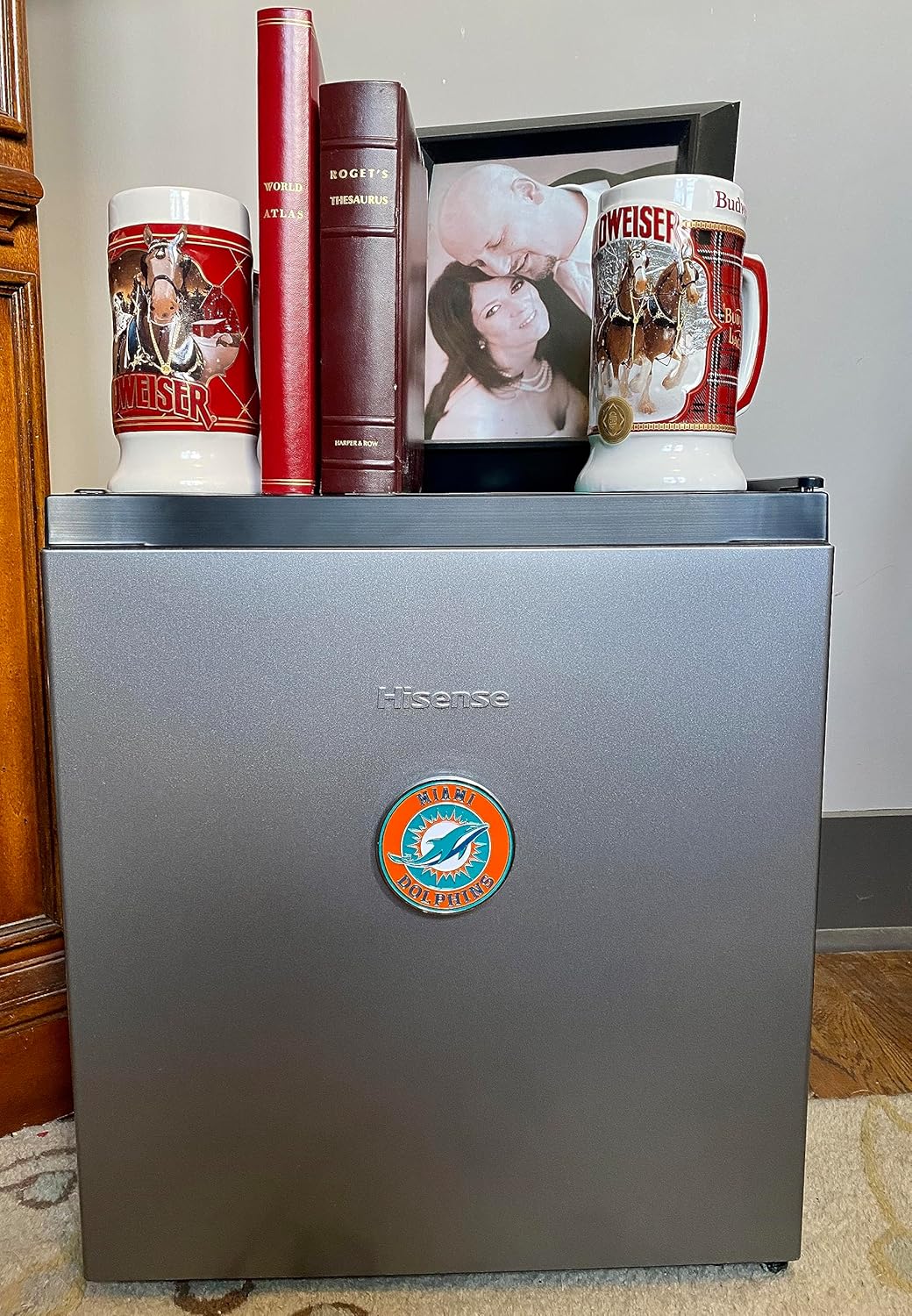 FANMATS – Emblema de metal 3D de los Miami Dolphins NFL para todo tipo de clima, para uso en interiores y exteriores, fácil instalación de despegar