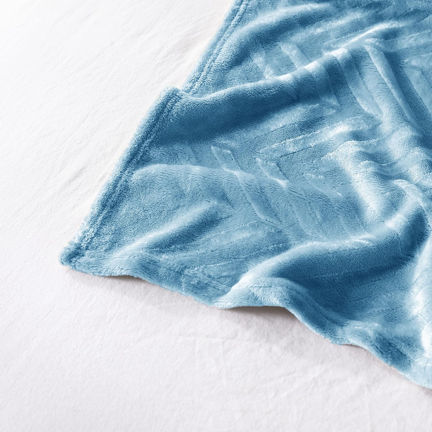 Whale Flotilla – Manta de franela, ligera, de terciopelo suave y esponjoso, diseño de cheurón, para el sofá, tamaño de 50 x 60 pulgadas, color azul
