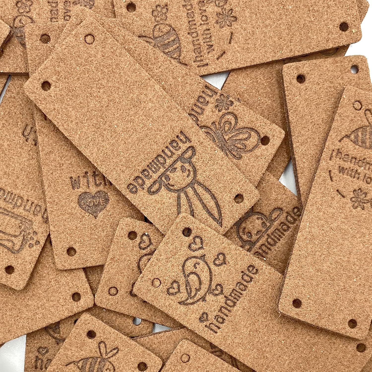 Gewene 50 etiquetas de piel sintética hechas a mano, etiquetas hechas a mano, botones con agujeros en relieve, adorno de punto para jeans, bolsas,