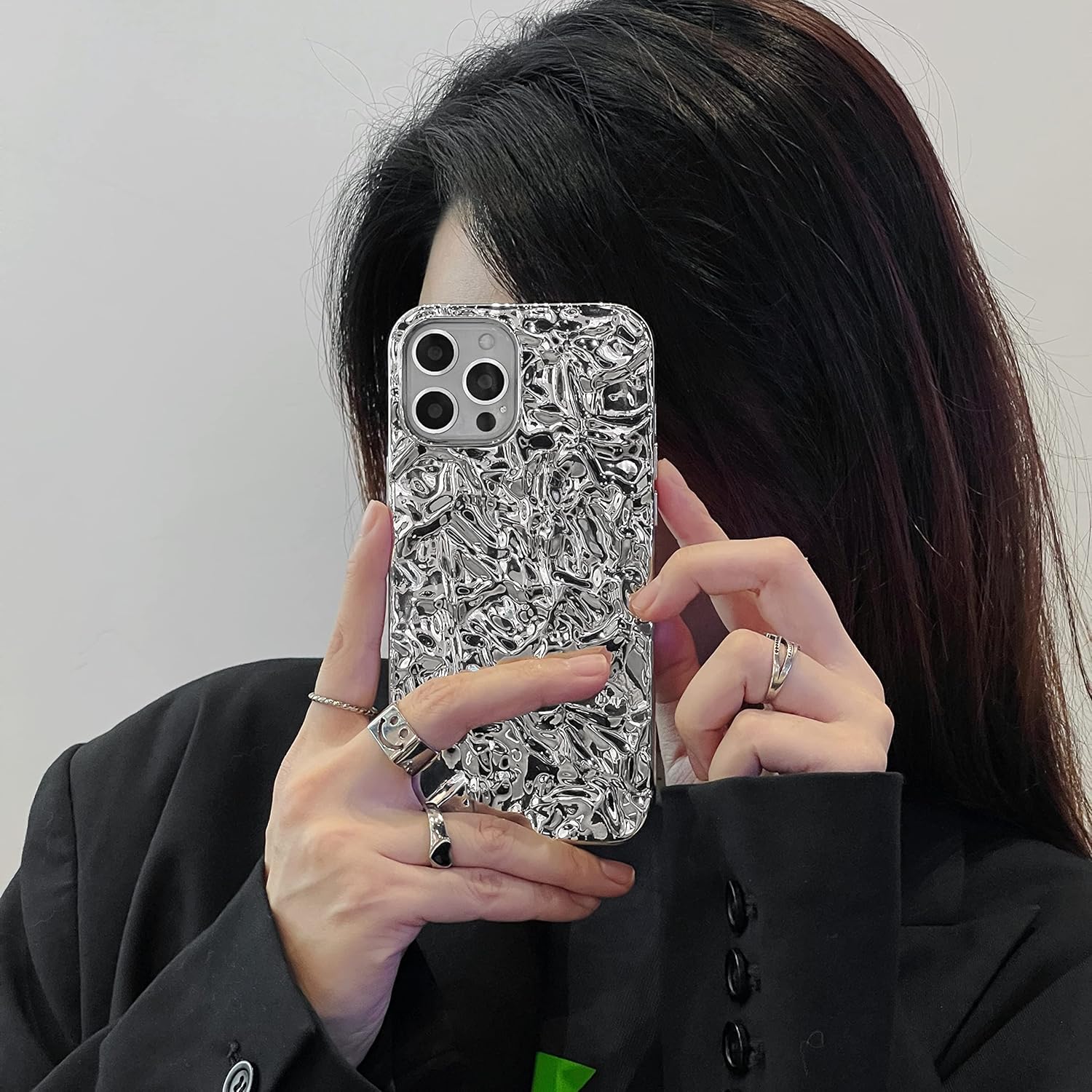 Shinymore Funda compatible con iPhone 15 con brillantina, diseño de purpurina plateada y suave de silicona con pliegues 3D para mujeres y niñas, a
