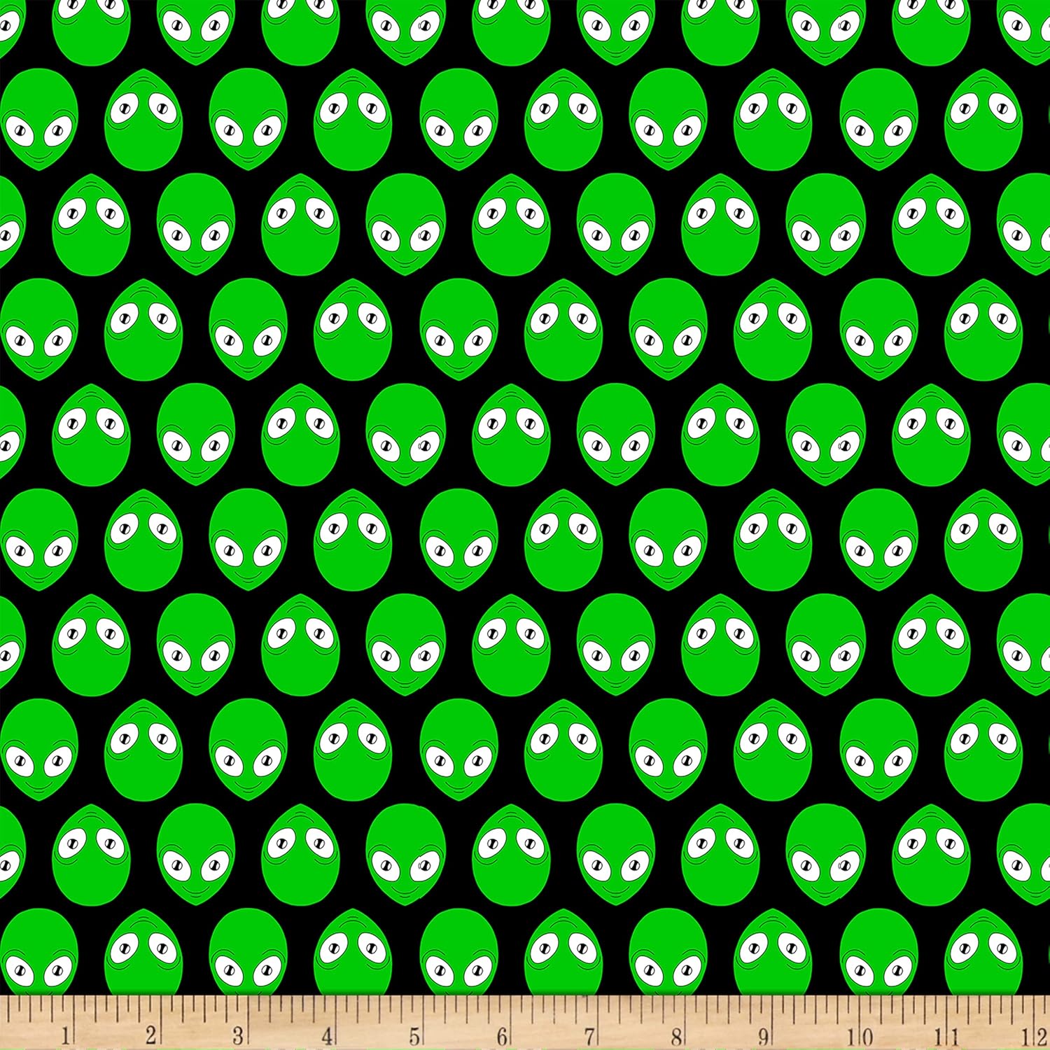 Brillan en la oscuridad Increíbles Aliens Green Alien Heads Tela verde por The Yard