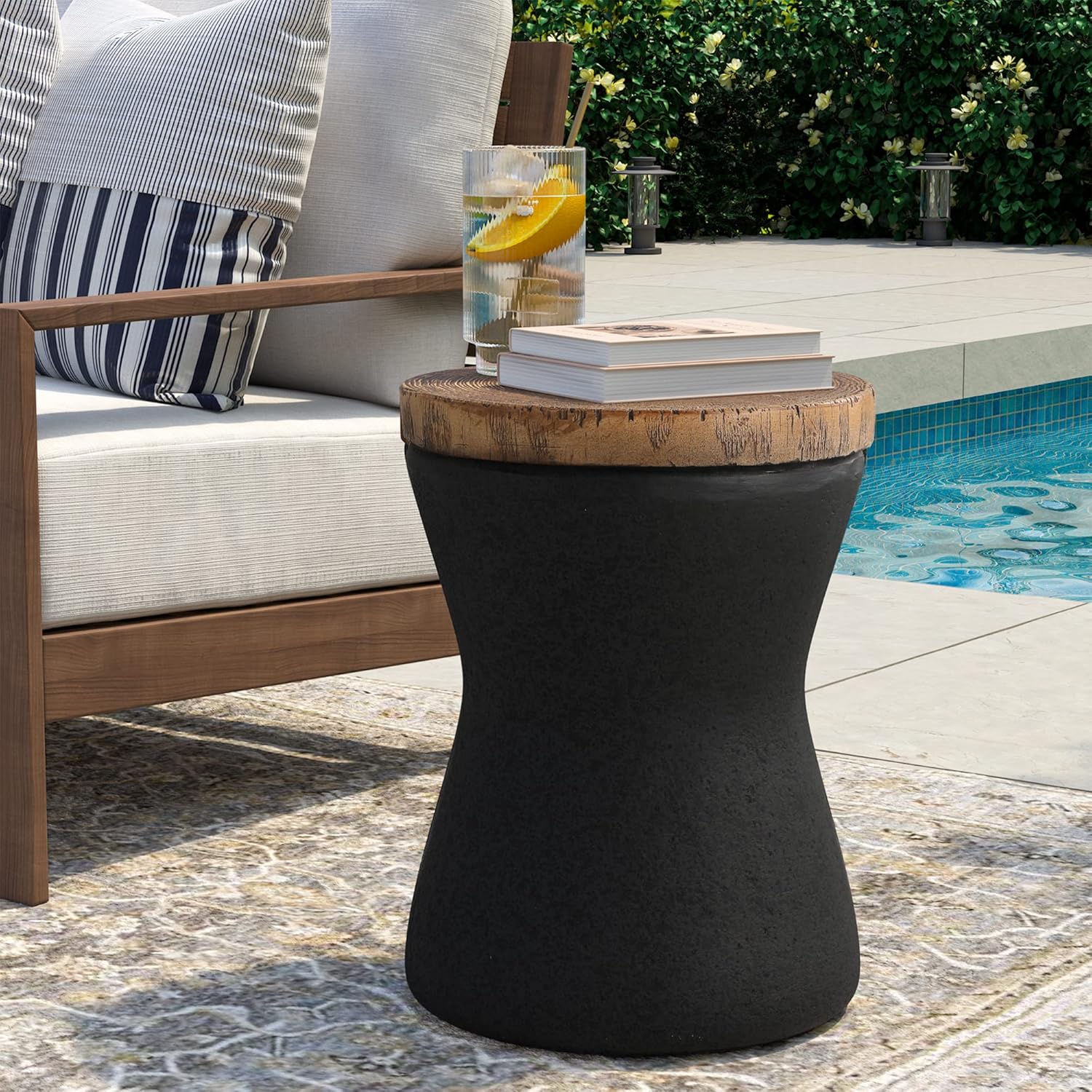 SUNBURY Morden – Mesa auxiliar de exterior con forma de reloj de arena de 11 pulgadas para patio, taburete de jardín de concreto, juego de 2, mesa