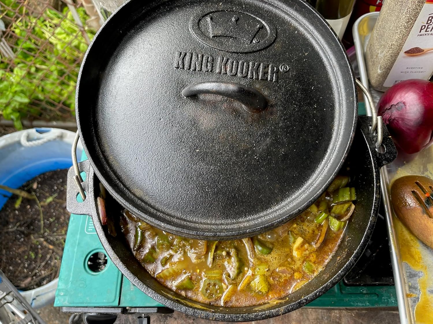 King Kooker Horno holandés de hierro fundido sazonado de 16 cuartos de galón con tapa de hierro fundido, color negro (CI16SA)