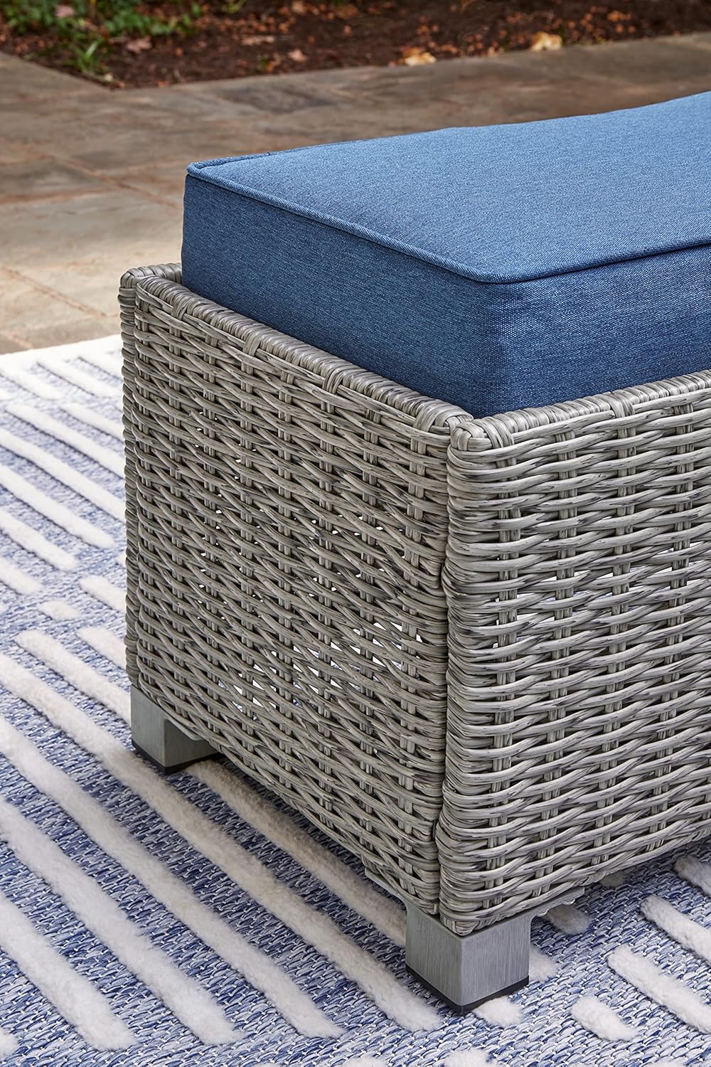 Signature Design by Ashley Naples Beach – Banco casual para exteriores con cojín, gris claro y azul