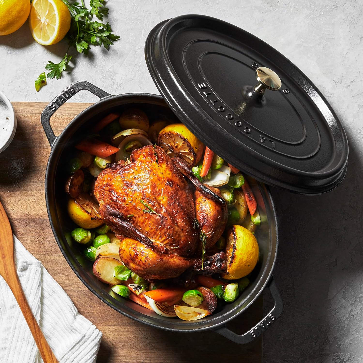 Staub Horno holandés ovalado de 8.5 cuartos de galón, color negro mate