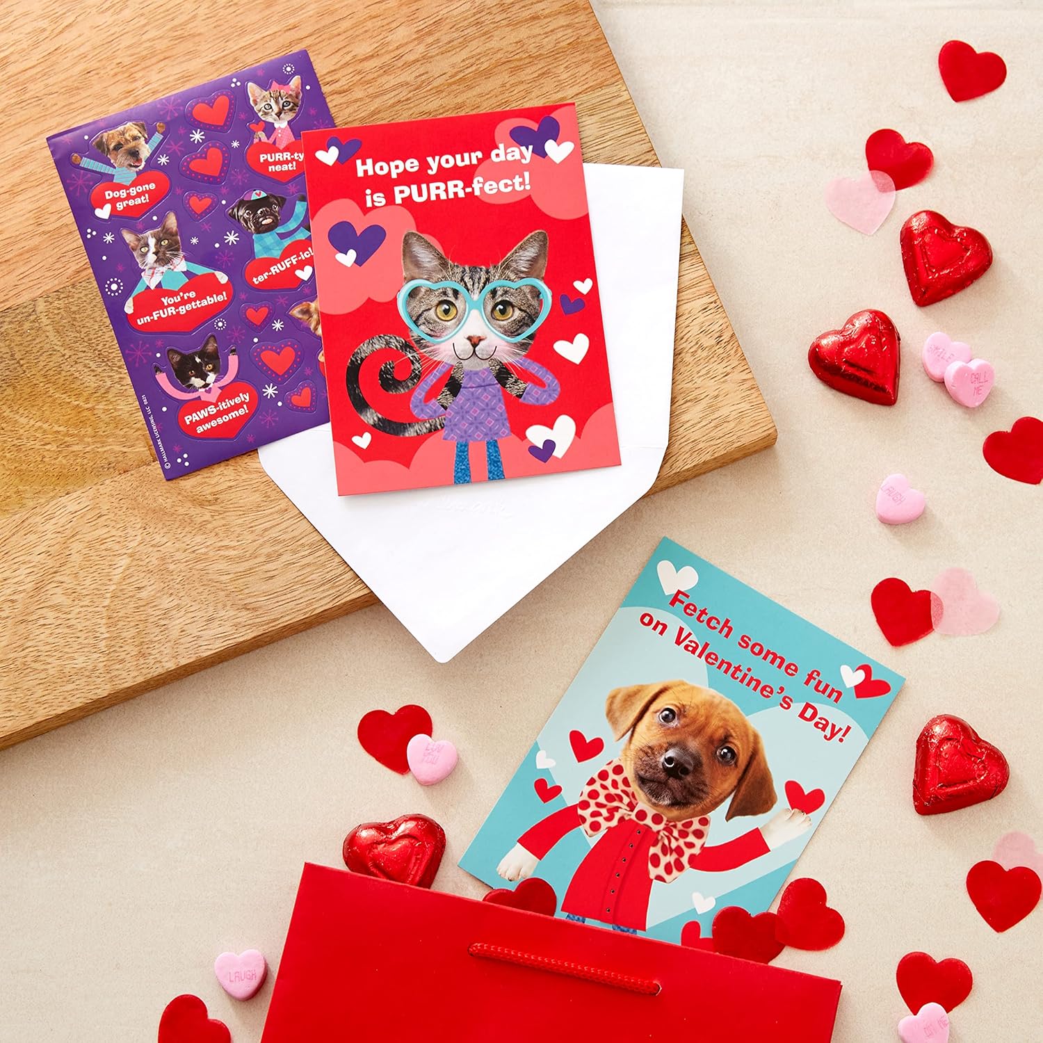 Hallmark Tarjetas de San Valentín y calcomanías para la escuela de niños, cachorros y gatitos (24 aulas de San Valentín con sobres)