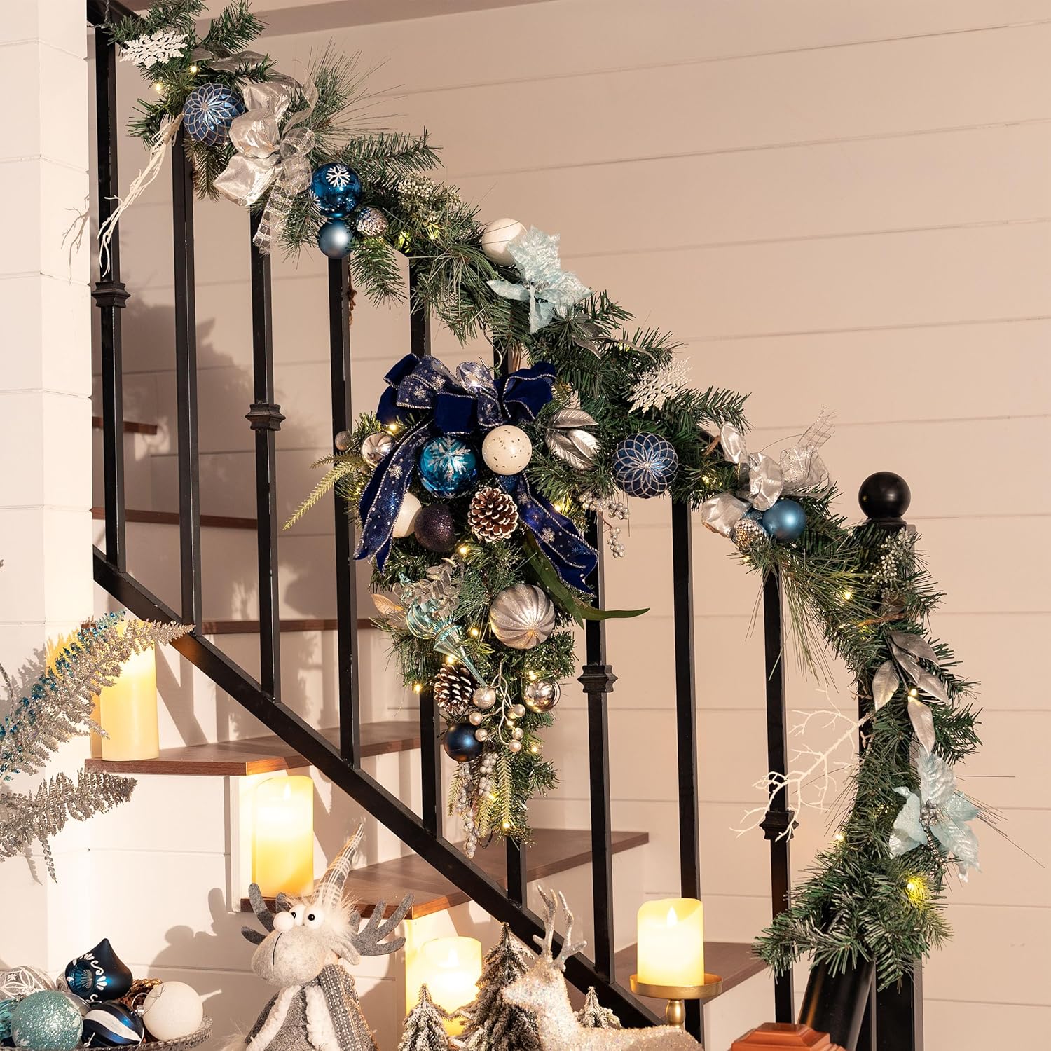 Valery Madelyn Guirnalda de Navidad preiluminada con luces para manto, guirnalda de Navidad iluminada a pilas de 6 pies con bolas plateadas azul