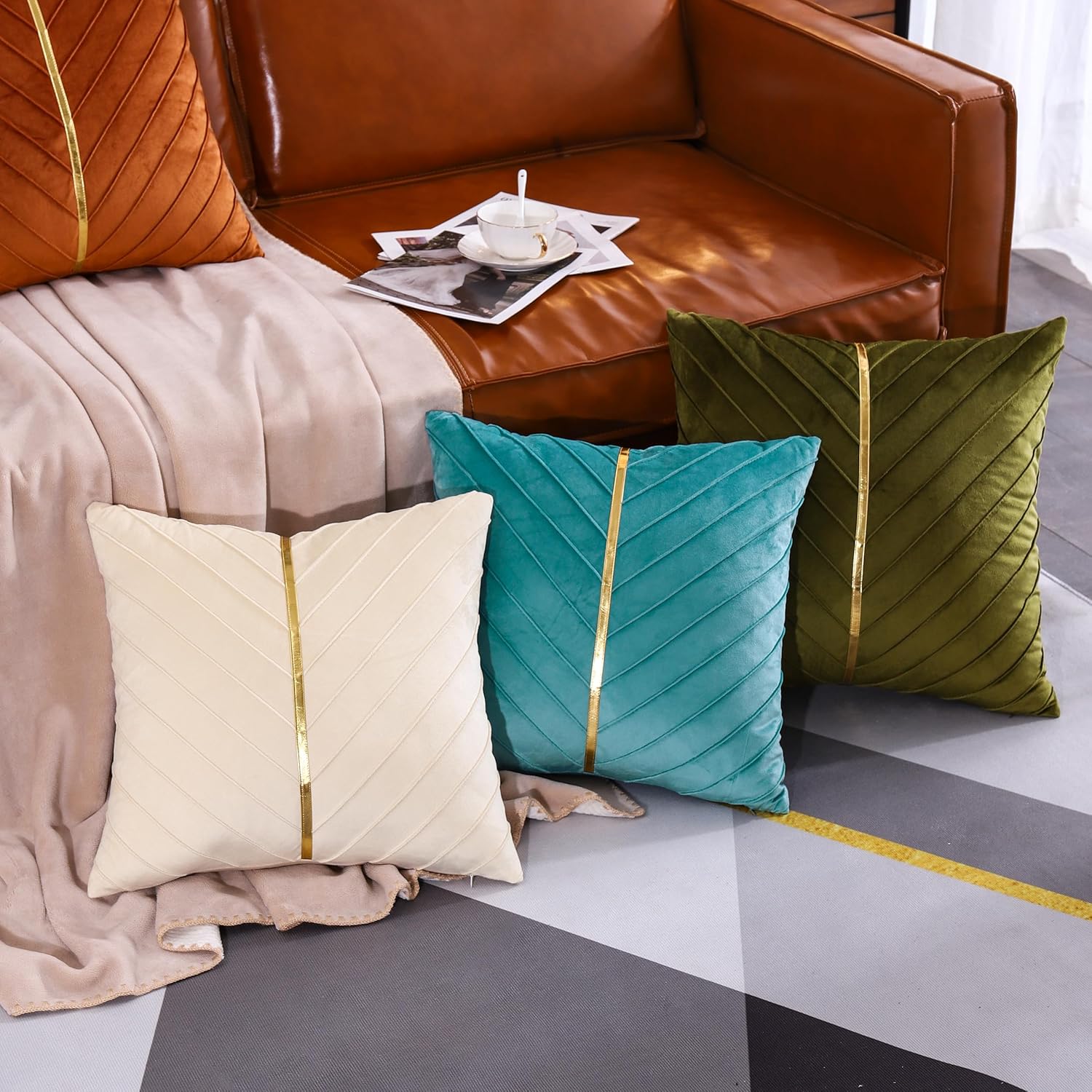 Tosleo Juego de 2 fundas de almohada de terciopelo color crema de 16 x 16 pulgadas con cuero dorado, fundas de almohada decorativas para sofá,