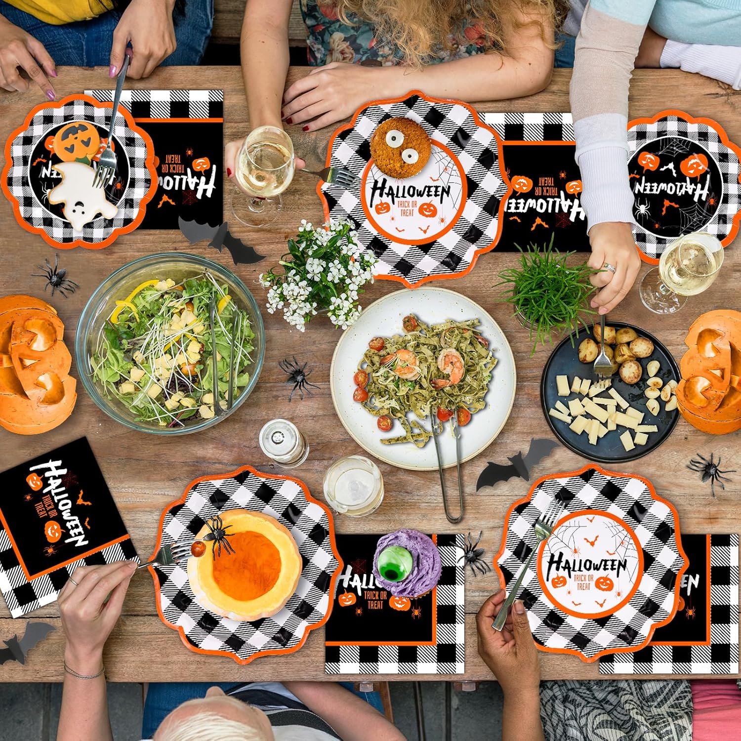 DYLIVeS Juego de platos y servilletas para fiesta de Halloween, 150 piezas de vajilla de calabaza y murciélagos a cuadros de Halloween, suministros
