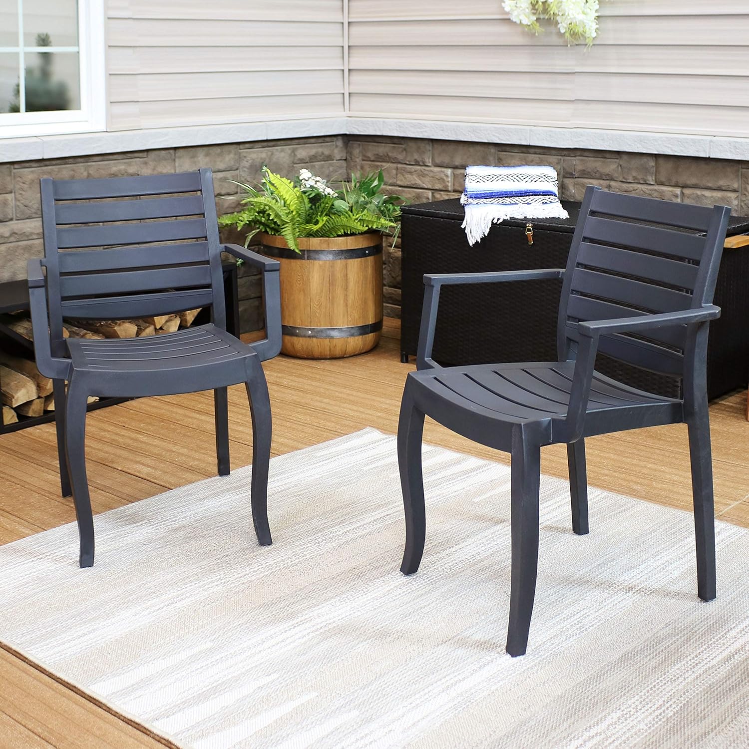 Sunnydaze Illias – Silla de plástico para patio al aire libre, juego de 2, asientos apilables, color gris