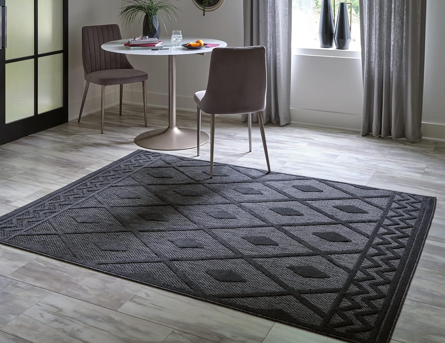 Signature Design by Ashley Averlain – Alfombra moderna para interiores y exteriores, 8 x 10, pelo mediano, color negro y gris
