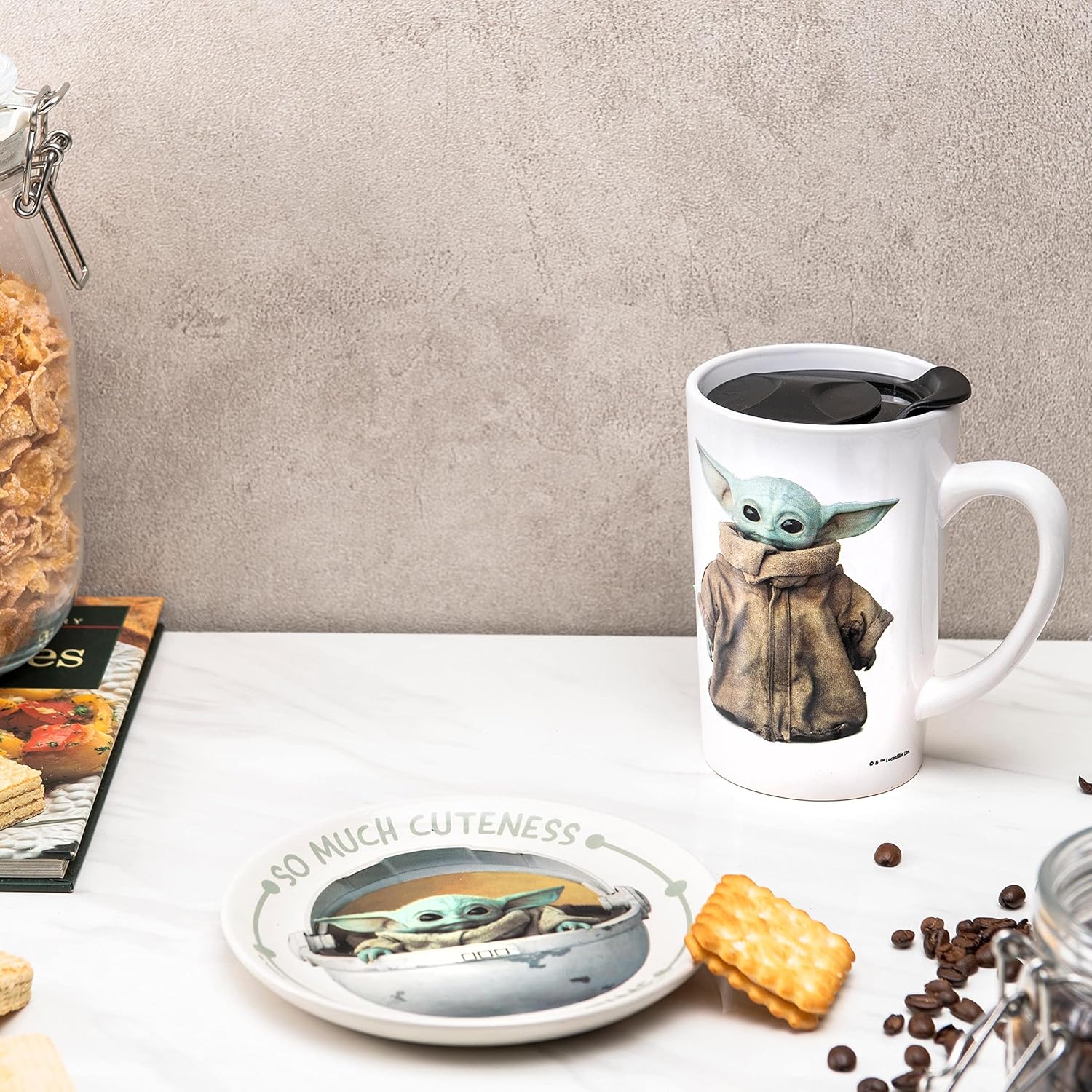 Zak Designs Star Wars The Mandalorian – Juego de tazas y platos de cerámica para café, té, desayuno o postre con tapa de taza de viaje (2 piezas,