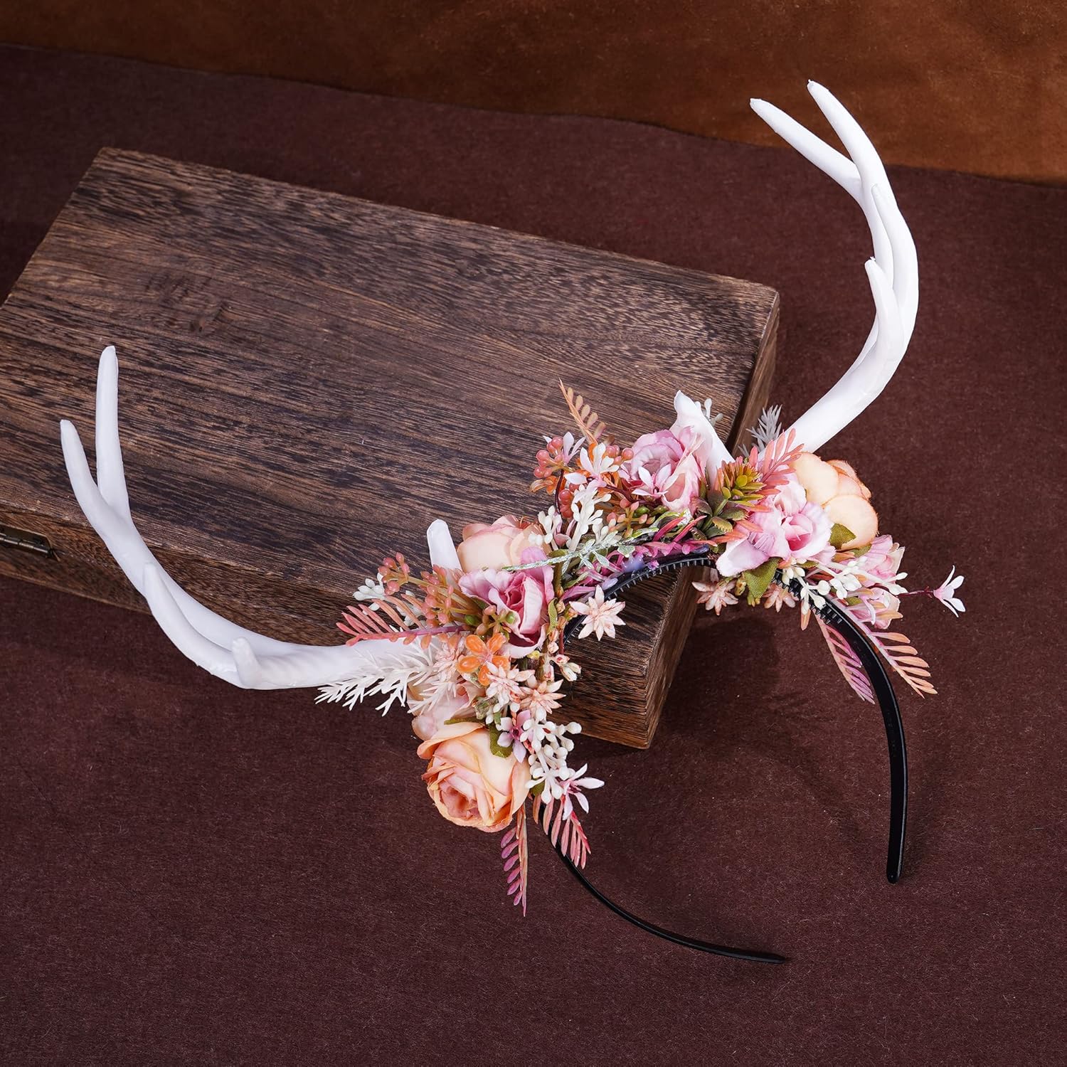MOSTORY Diadema hecha a mano con cuernos de ciervo de hada, diadema de reno bohemio con flores, cornamenta de bosque, accesorio para el cabello para