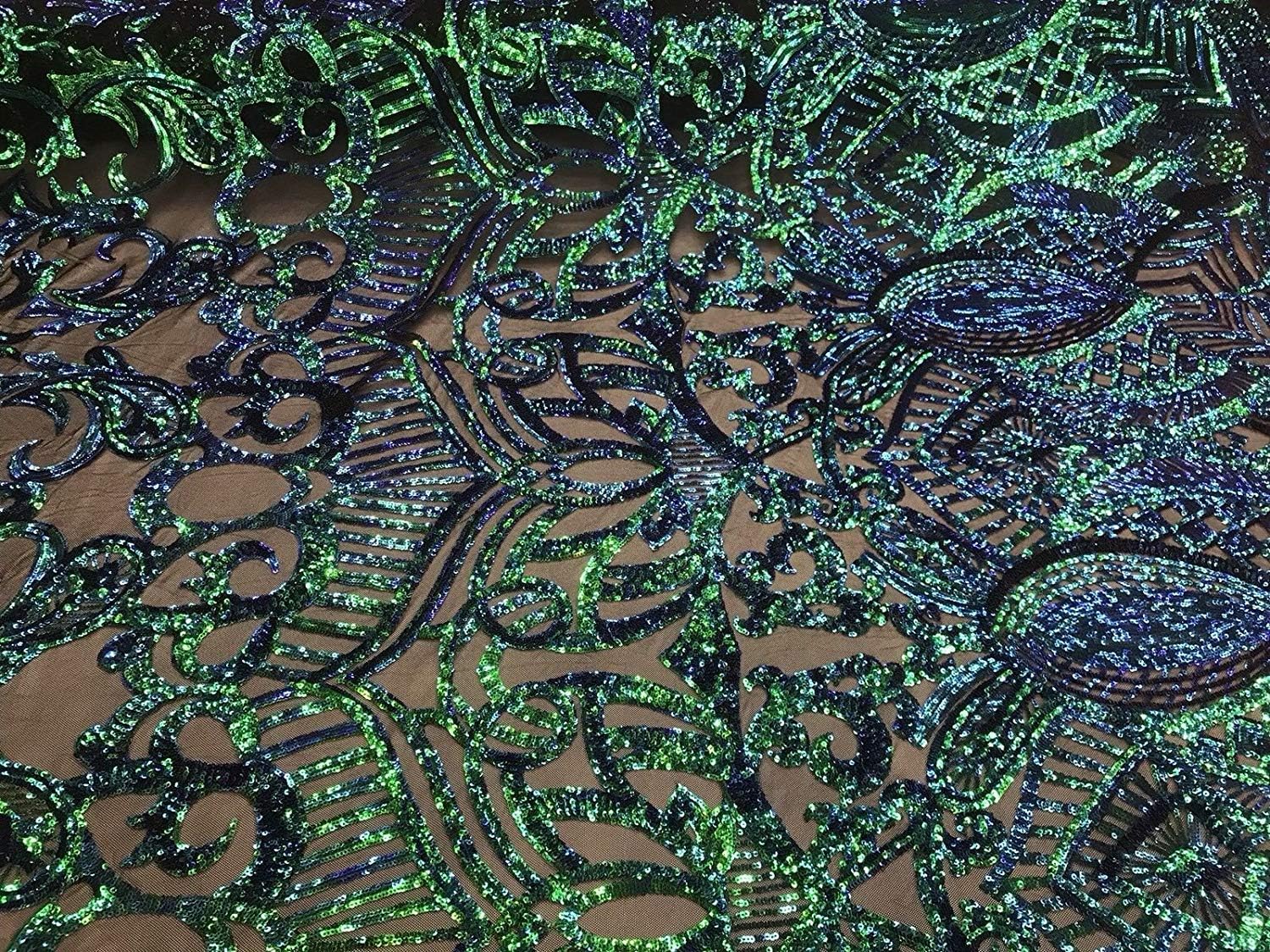 Diseño iridiscente de realeza bordado con lentejuelas en una tela de malla elástica de 4 vías (verde sobre negro, 3 yardas)