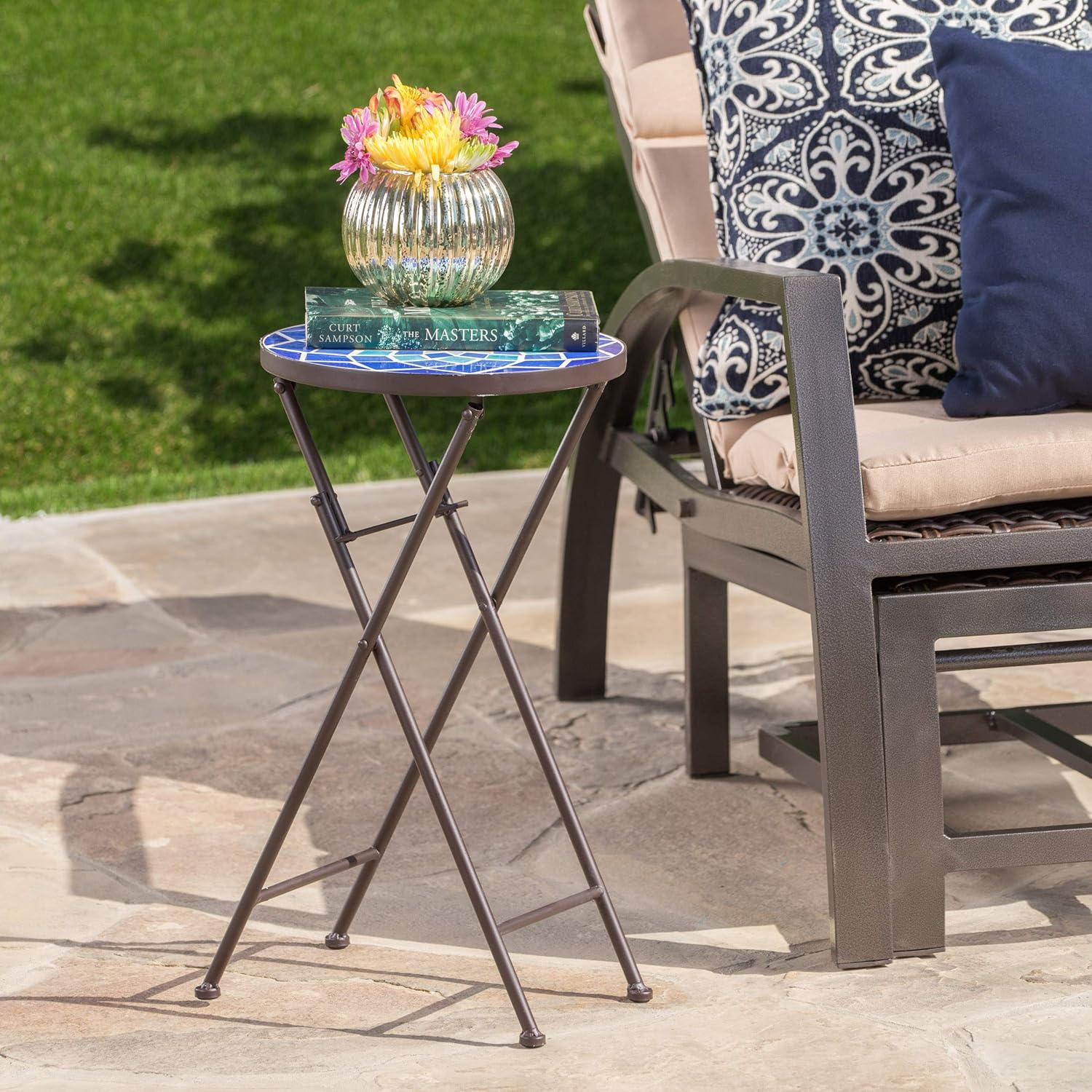 Christopher Knight Home Azure – Mesa auxiliar de cristal para exteriores con marco de hierro, color azul y blanco