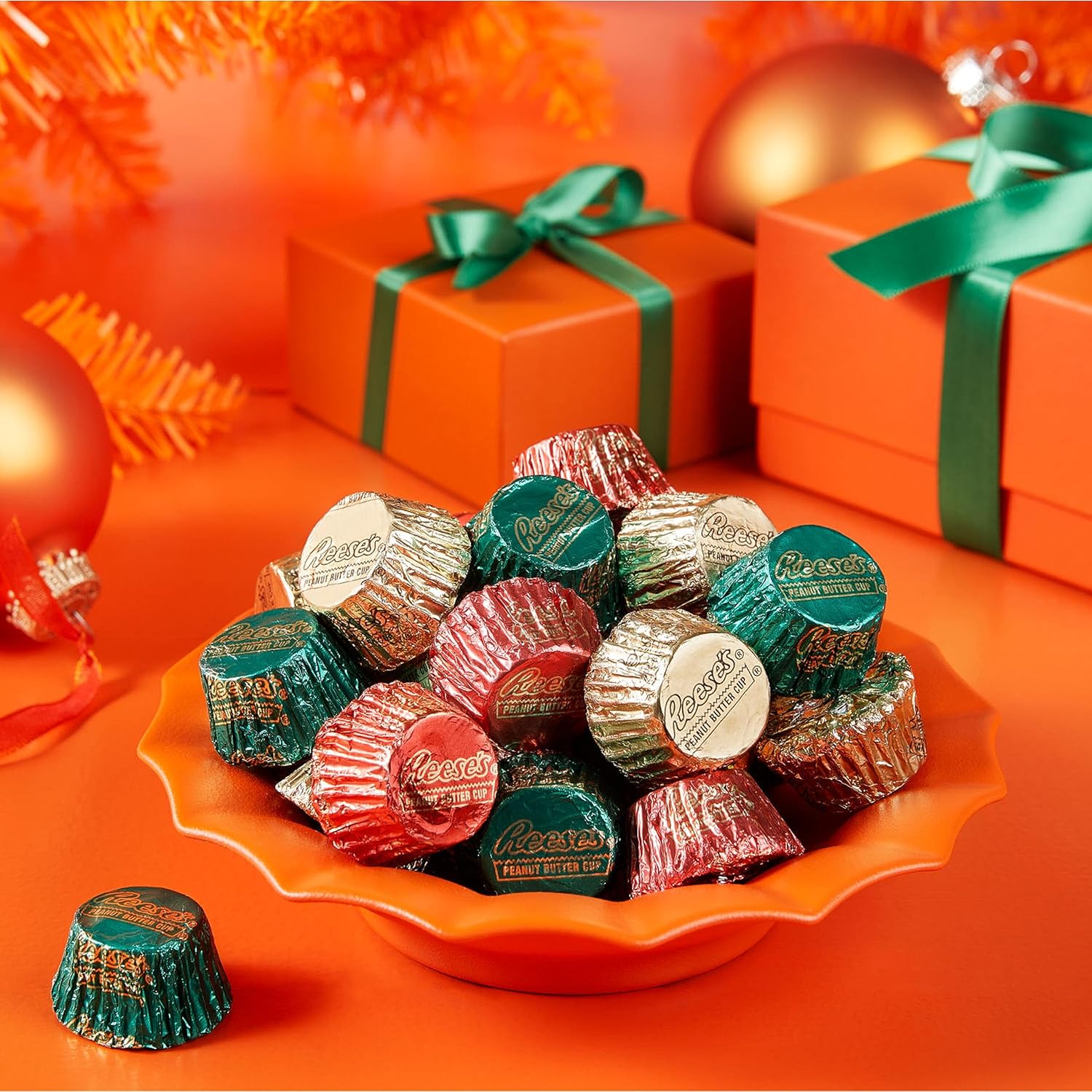 REESE’S Miniatures – Tazas de chocolate con leche y mantequilla de maní, bastón de plástico de caramelo de Navidad, 2.17 onzas
