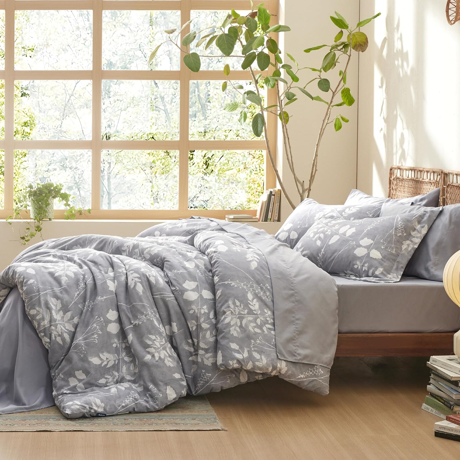 Bedsure Juego de edredón King  7 piezas de ropa de cama gris floral en una bolsa con edredón reversible de flores botánicas, sábanas, fundas de