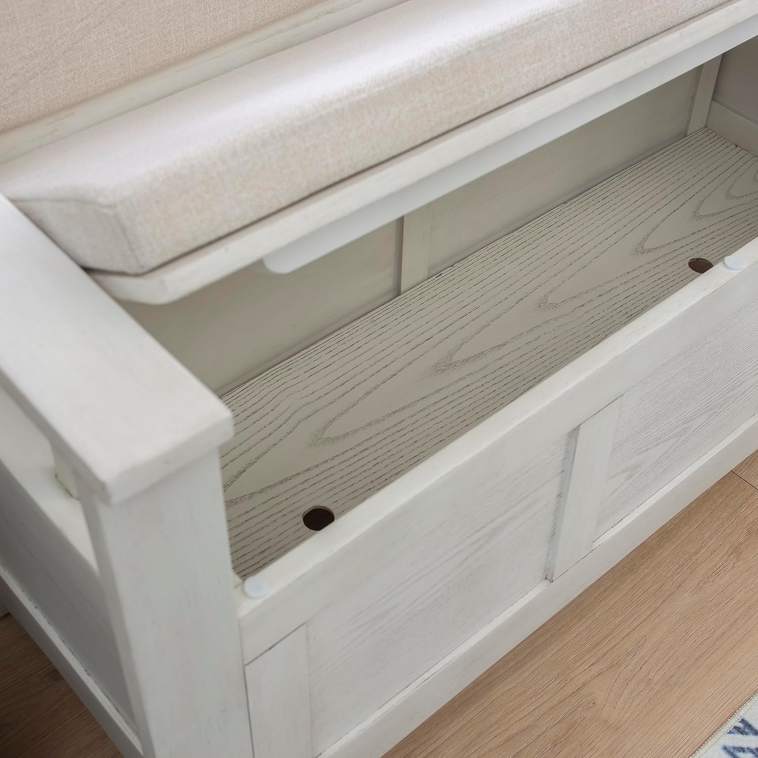 Linon Carlton – Banco de almacenamiento blanco con respaldo tapizado beige y asiento acolchado, gris ahumado