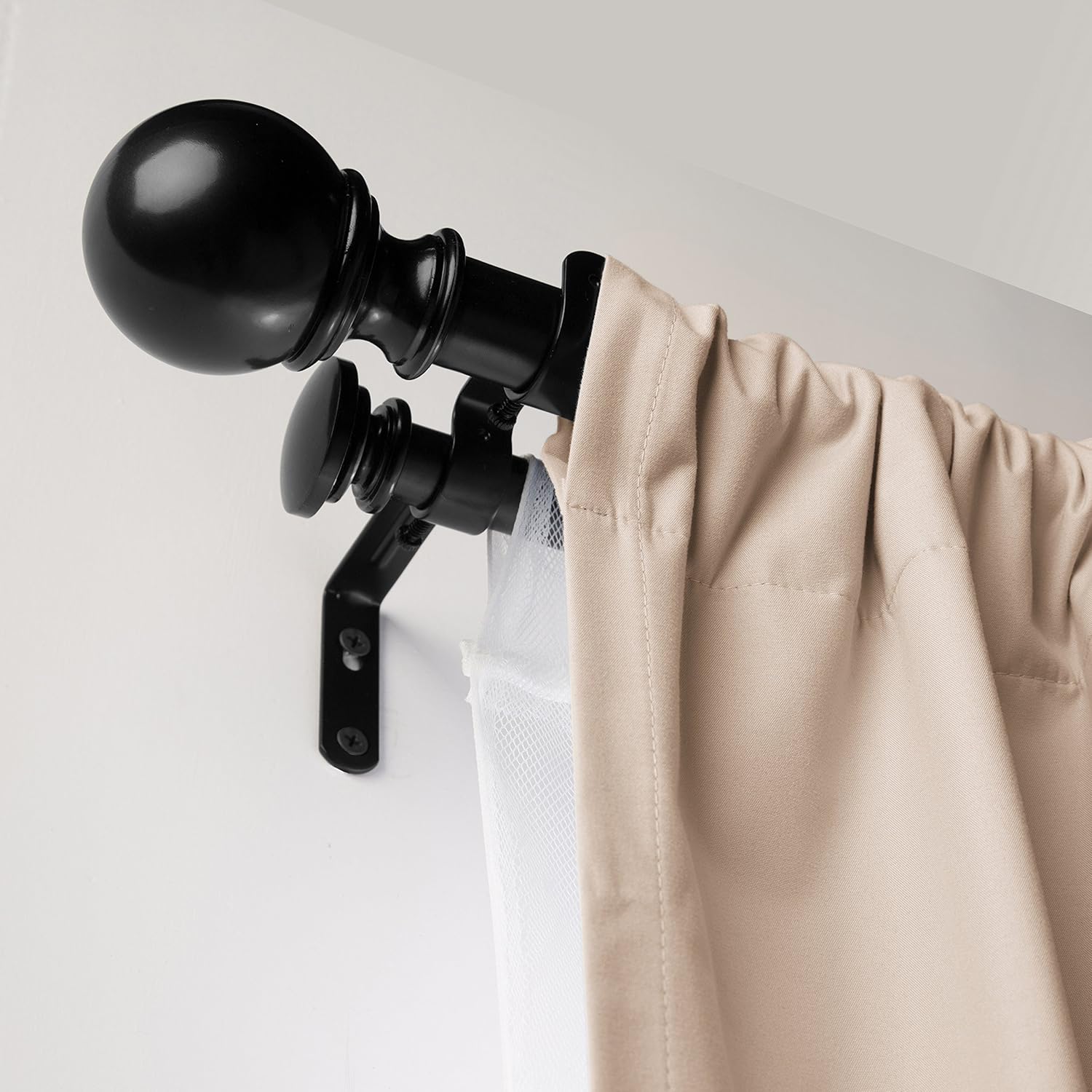 Tienda Basics – Cortinero de 1 pulgada  2.54 cm. con remates redondos en los extremos.