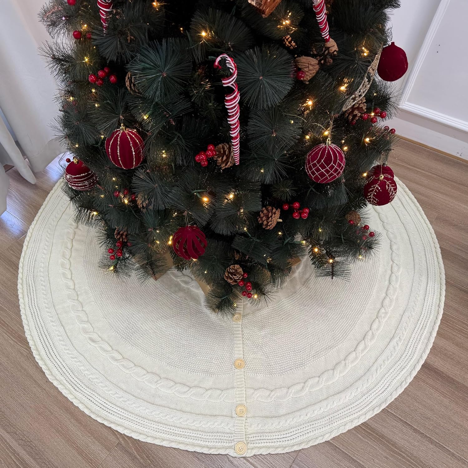 Falda de árbol de Navidad de 48 pulgadas con botones de roble, color blanco crema