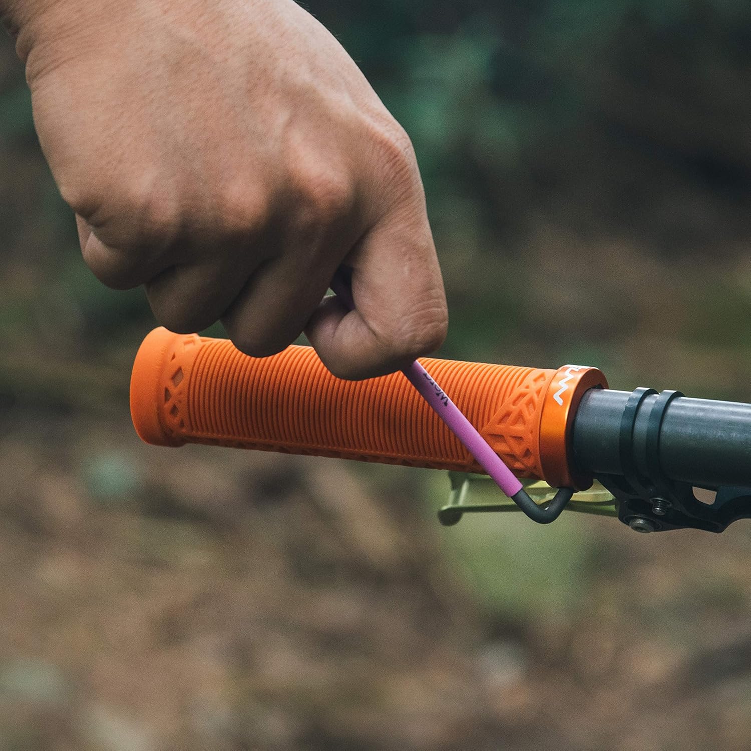 Funn Hilt – Empuñaduras de manillar de bicicleta de montaña con abrazadera de bloqueo único, empuñaduras ligeras y ergonómicas para manillar de