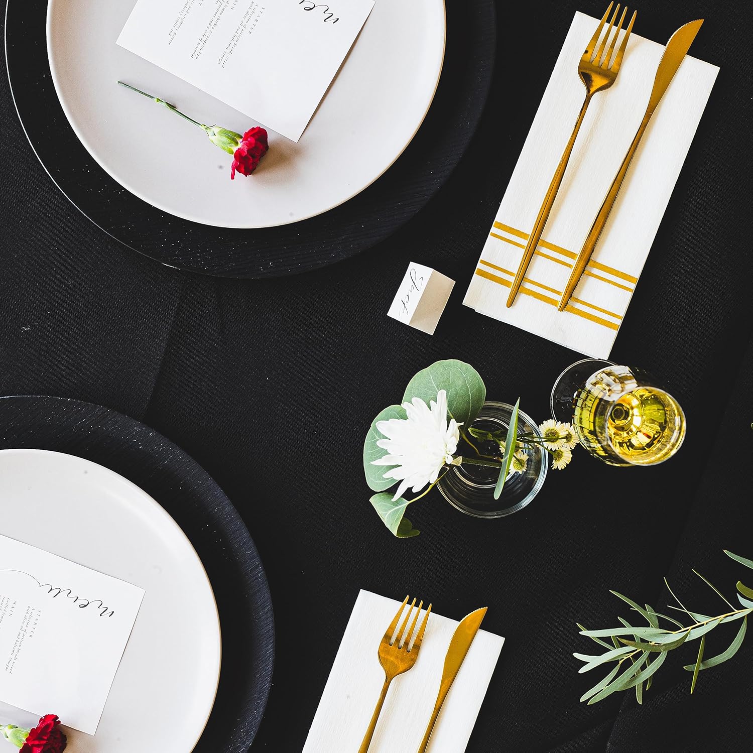 Servilletas de cena de oro brillante sobre blanco, se siente como lino, papel suave y esponjoso (desechable), paquete de 50, 8.5 x 4 pulgadas.