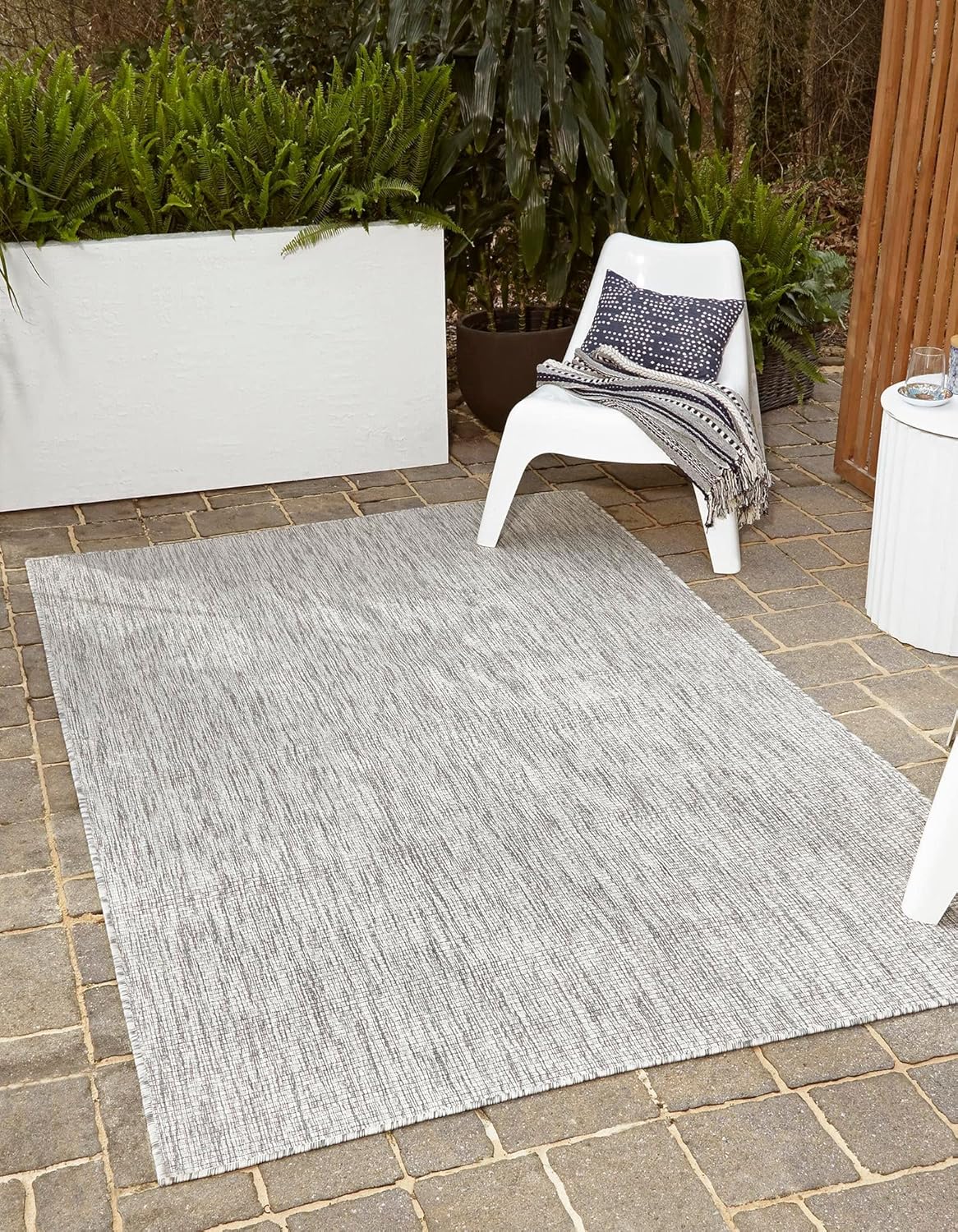 Rugs.com Outdoor Solid Collection Alfombra  2 x 3 pies alfombra de tejido plano gris claro perfecta para entradas, cocinas, rincones de desayuno,