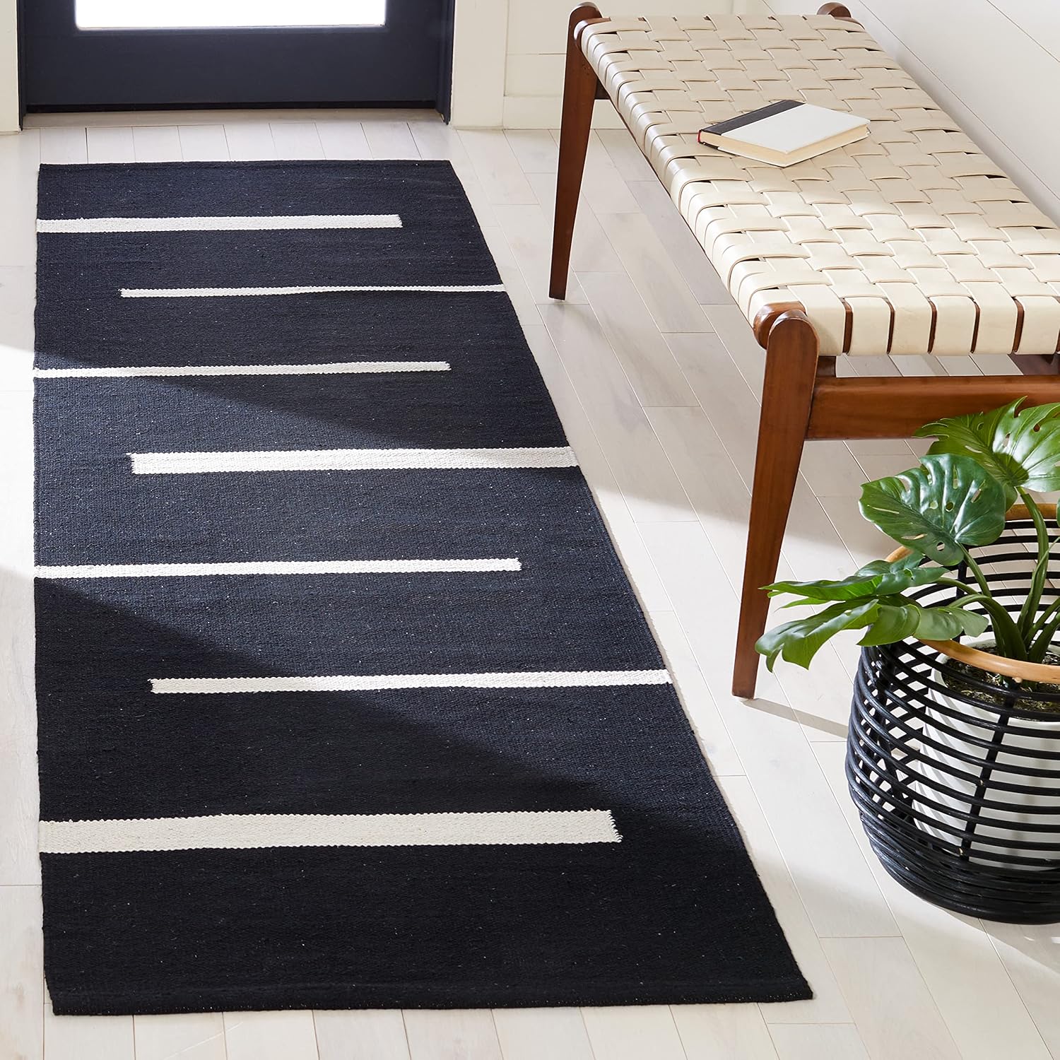 SAFAVIEH Montauk Collection – Alfombra de pasillo de 2 pies 3 pulgadas x 12 pies, color negro y marfil, tejido plano bohemio hecho a mano, de