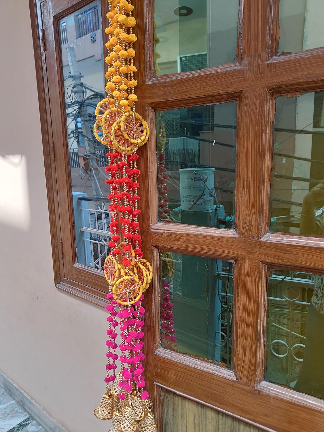 Pellet Stores – Toranes para colgar en la puerta de plástico y tela reciclados, pompones de lana con campana, para colgar en la pared, latkans y