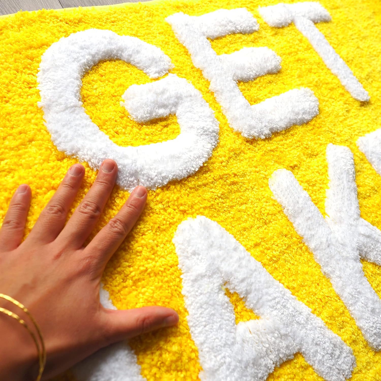Tapete de baño amarillo con texto en inglés Get Naked, divertido tapete de baño lindo y bonito tapete de baño canario dorado y blanco para niñas y