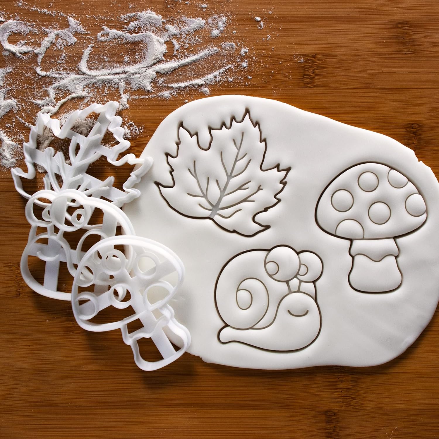 Juego de 3 cortadores de galletas con temática caprichosa (diseños seta, caracol, y hoja de arce), 3 piezas – Bakerlogy