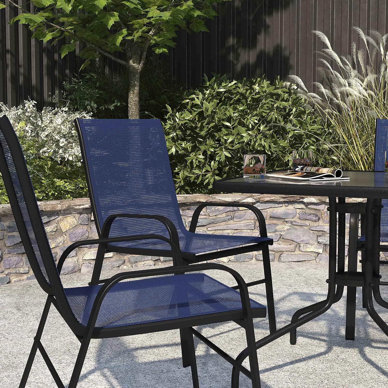 Merrick Lane Juego de 4 sillas de patio de la serie Manado, material Flex Comfort color azul marino, marco de metal con recubrimiento en polvo,