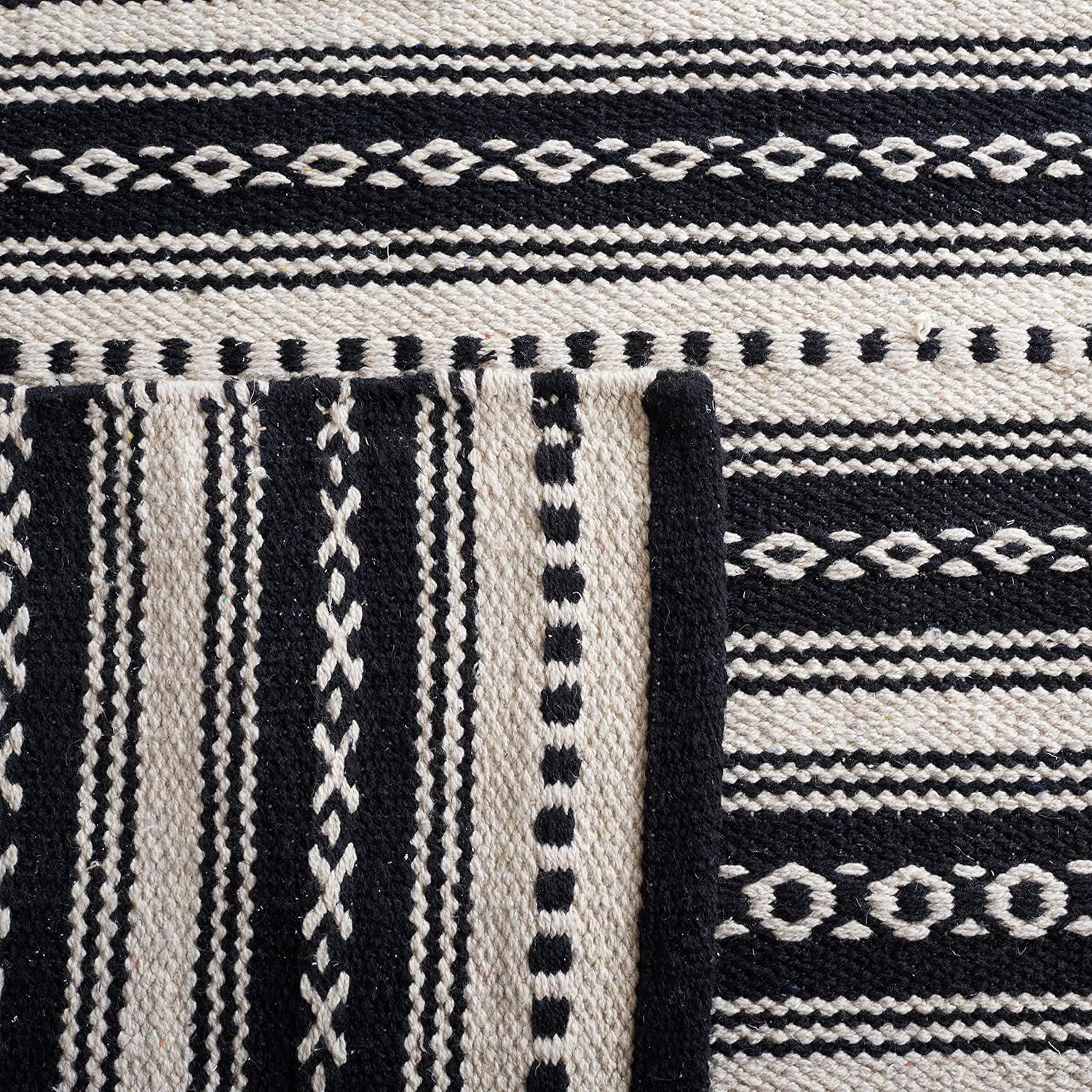 SAFAVIEH Montauk Collection – Alfombra decorativa de 3 x 5 pies, color negro y marfil, tejido plano, diseño de algodón a rayas estilo bohemio, fácil