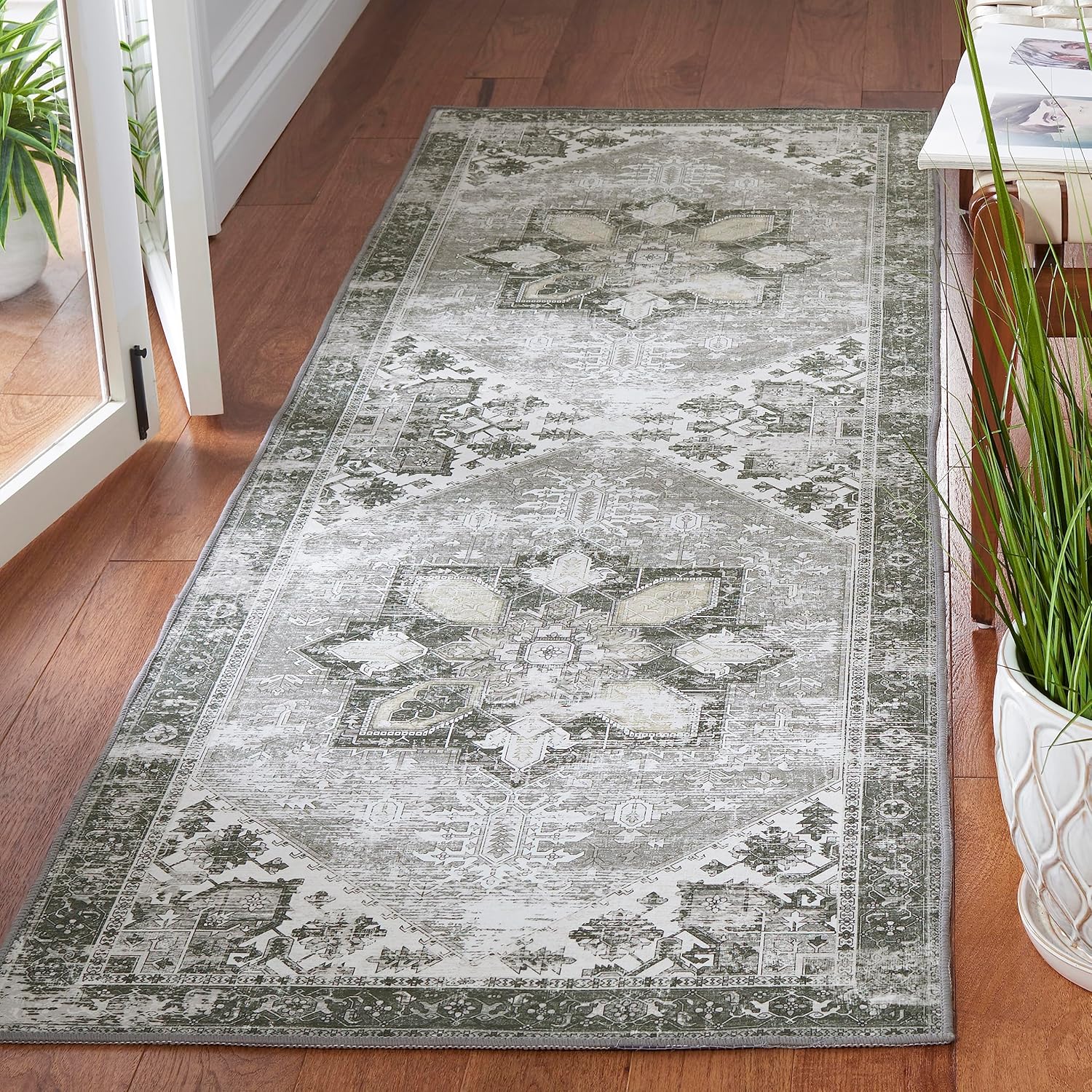 SAFAVIEH Tucson Collection – Alfombra de pasillo, 2 pies 6 pulgadas x 8 pies, diseño salvia oscura y marfil, diseño persa, no desprende pelusa,