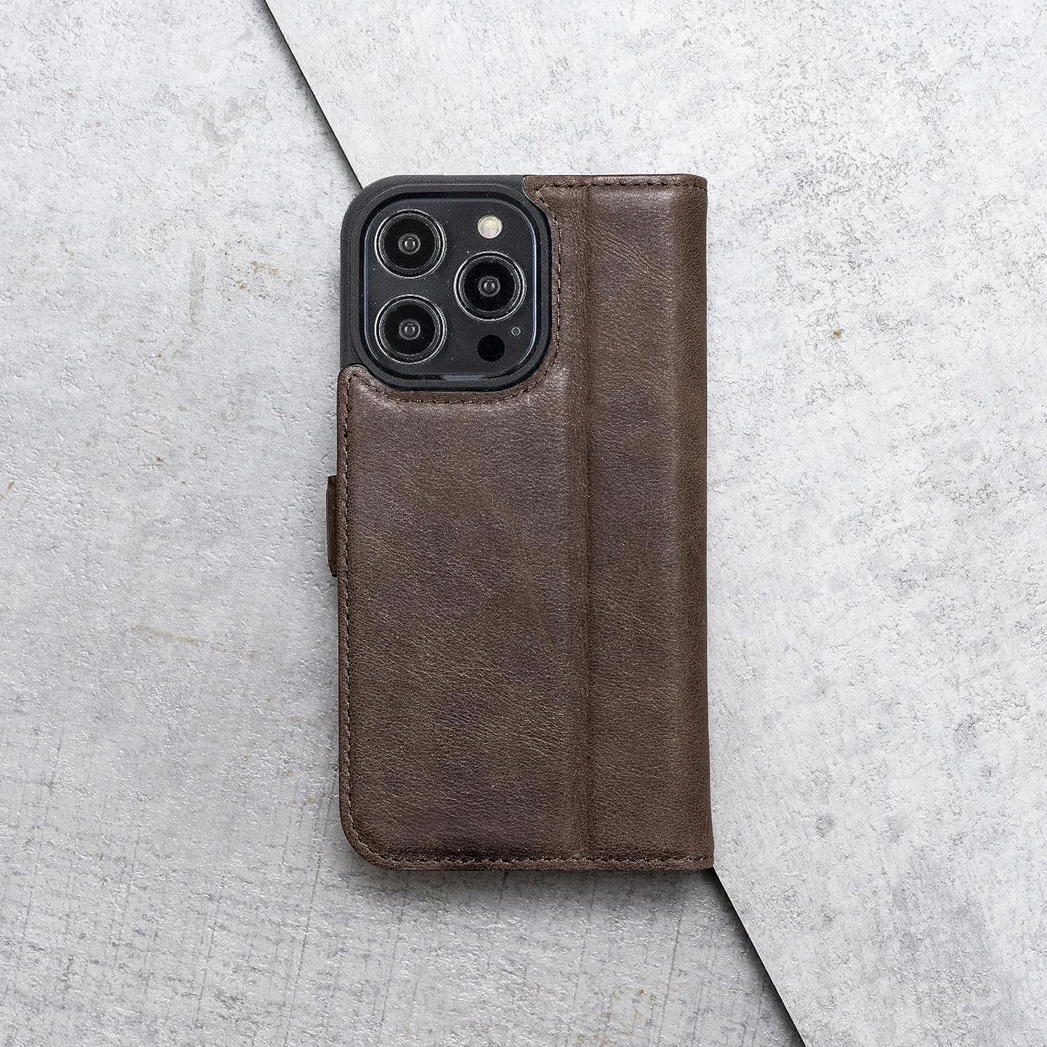 Porter Riley – Funda de cuero para iPhone 15 Pro Max. Funda de cuero genuino premium con ranuras para tarjetas y soporte horizontal (marrón