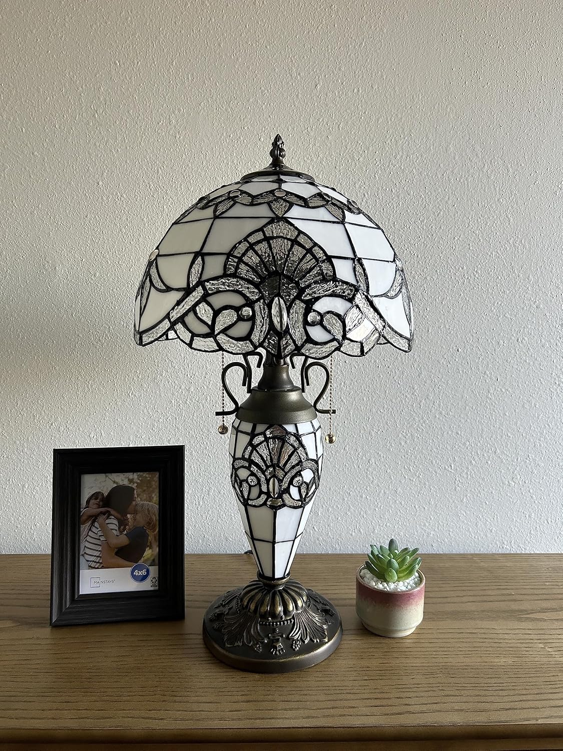Tiffany – Lámpara de mesa blanca con pantalla y base de vitral, estilo barroco, bombillas LED color lavanda incluidas para sala de estar,