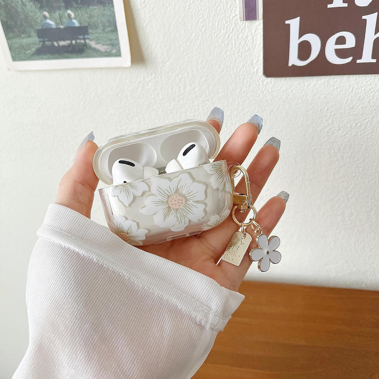 MINSCOSE Funda transparente compatible con AirPods Pro 2, bonito diseño de patrón de flores de dibujos animados con llavero floral, funda protectora