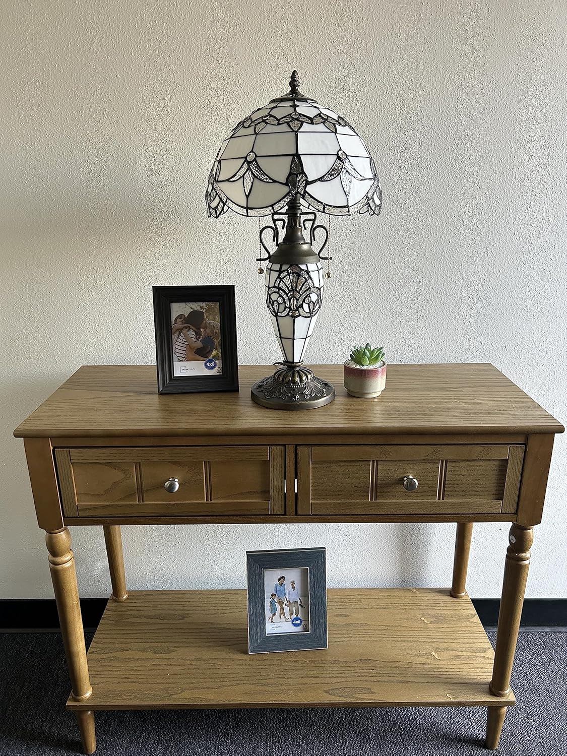 Tiffany – Lámpara de mesa blanca con pantalla y base de vitral, estilo barroco, bombillas LED color lavanda incluidas para sala de estar,