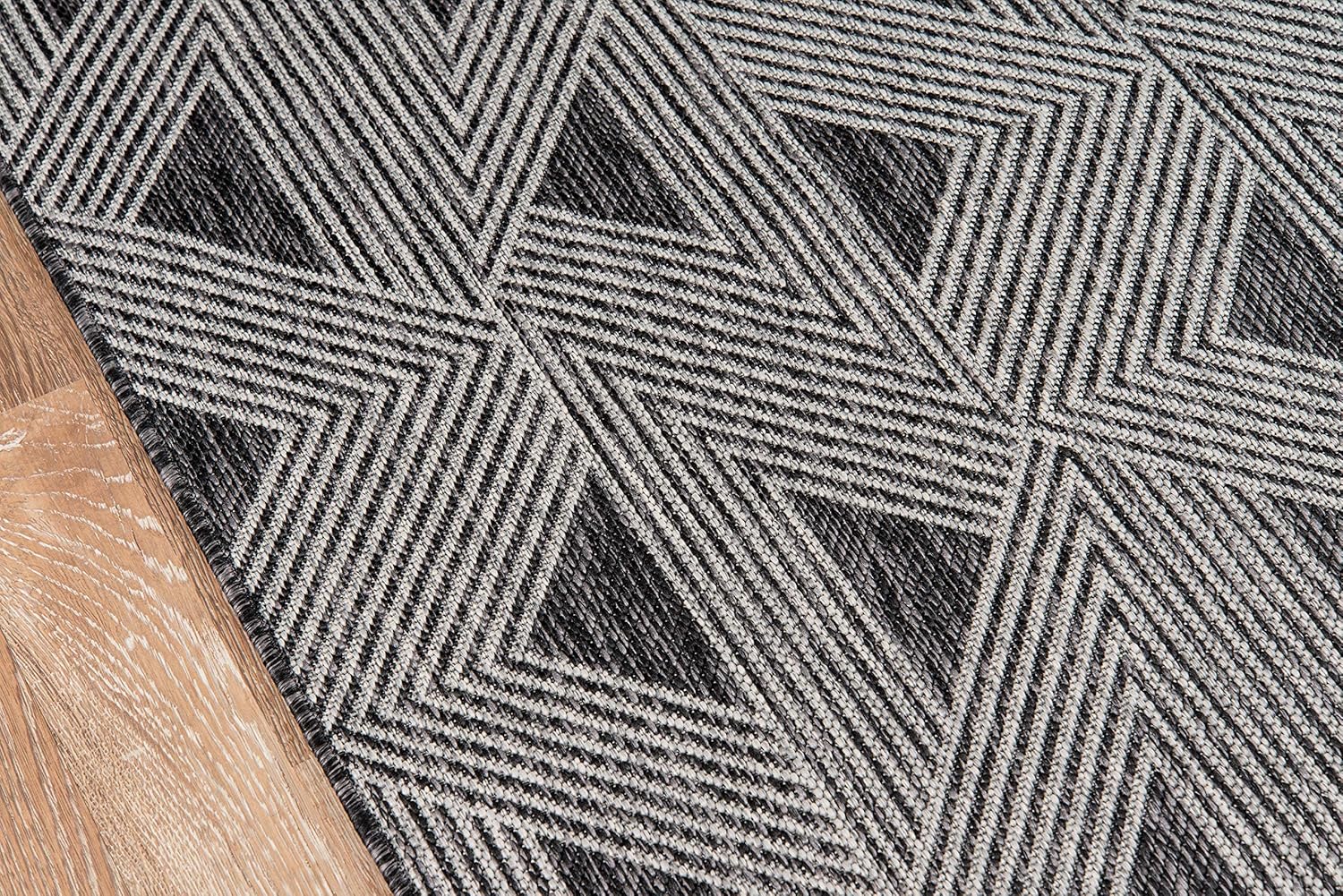 Novogratz by Momeni Rugs Villa Como – Alfombra de área para interiores y exteriores, 2 x 10 pies, color carbón