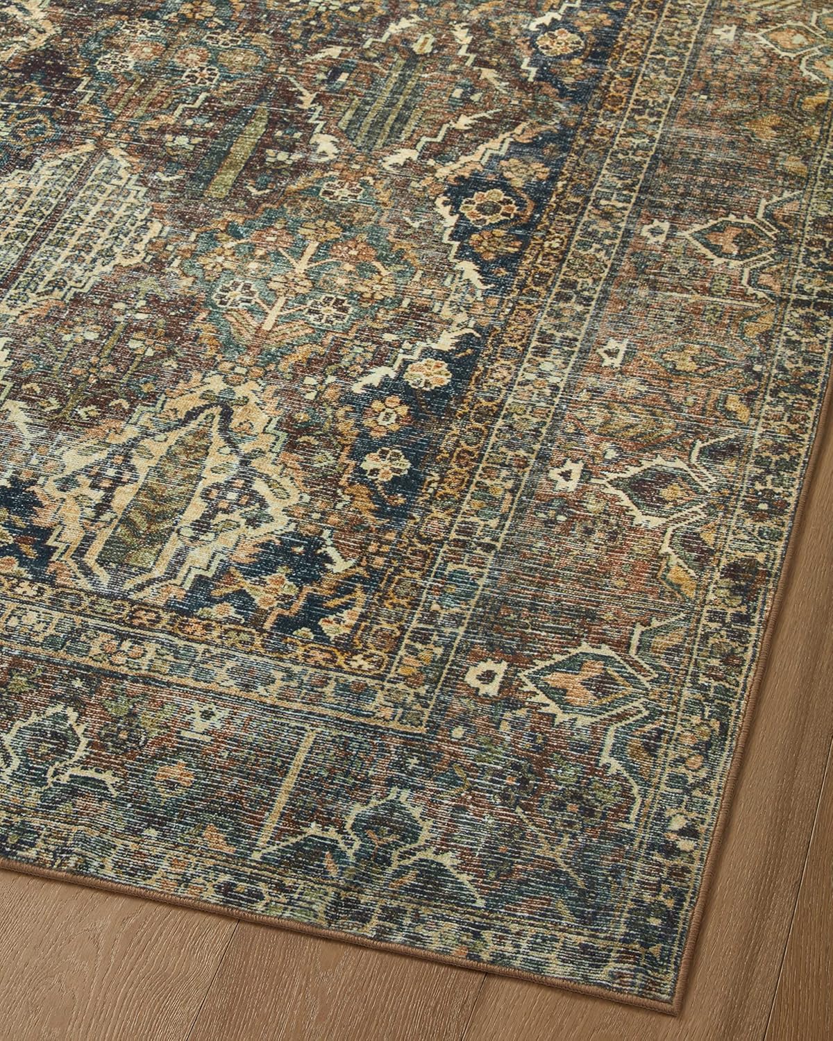 Loloi Magnolia Home by Joanna Gaines x Loloi Banks Collection – Alfombra lavable a máquina, BAN-05 Spice  Azul, 2 pies 6 pulgadas x 7 pies 6