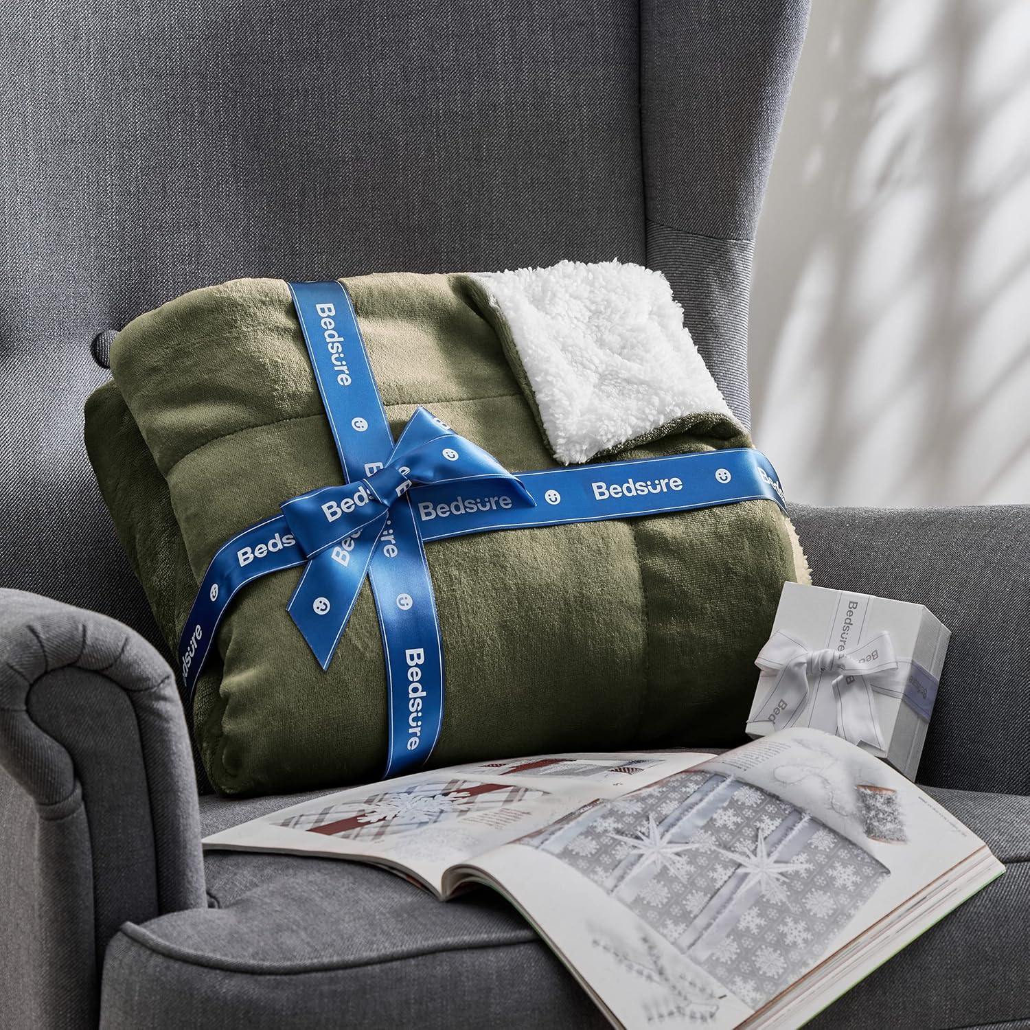 Bedsure Manta de vellón sherpa para el sofá, manta gruesa y cálida para el invierno, suave y mullida, para el otoño, color verde hiedra, 50 x 60