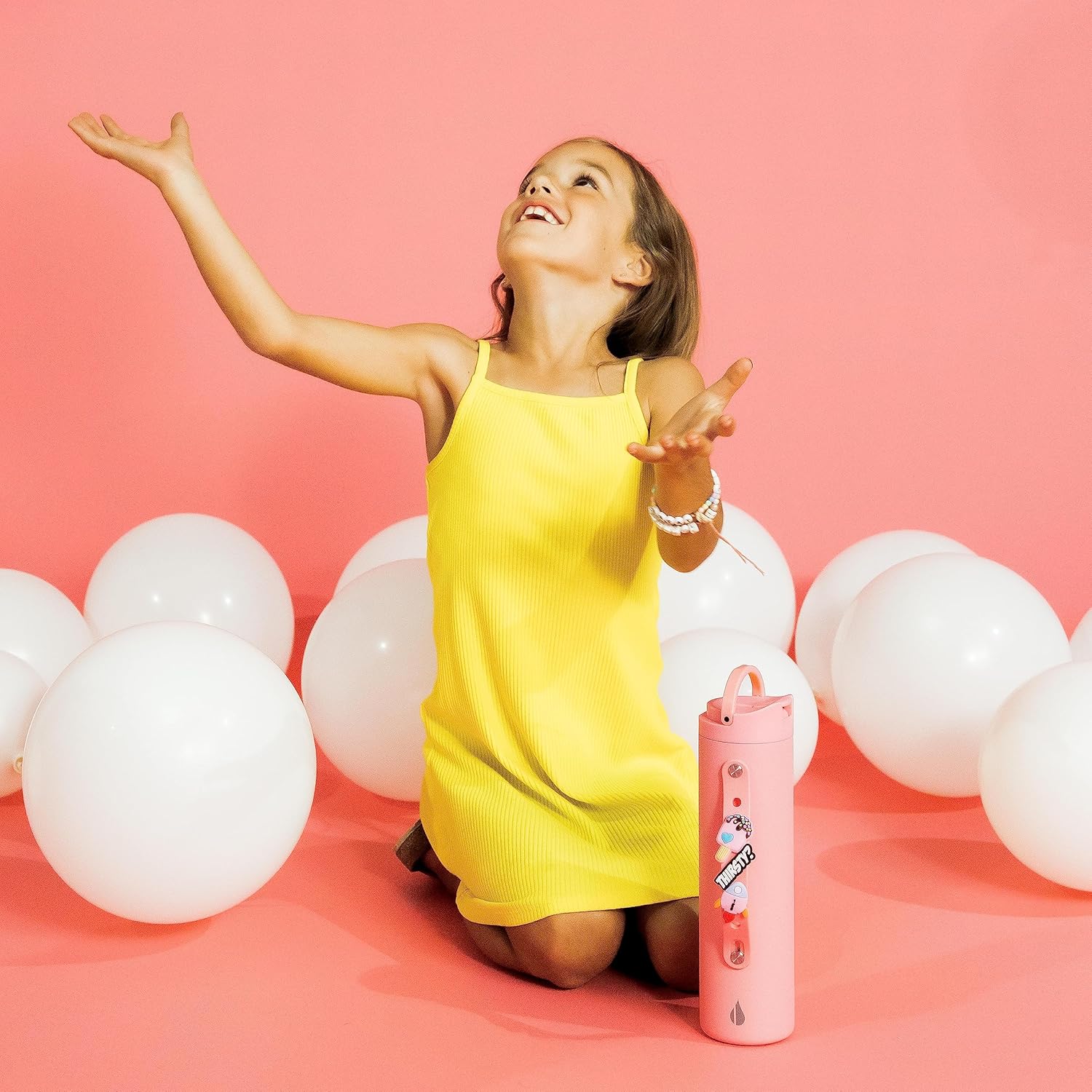 Elemental Iconic – Botella de agua para niños con tapa de popote y correa de dijes, a prueba de fugas cuando está cerrada, botella de agua